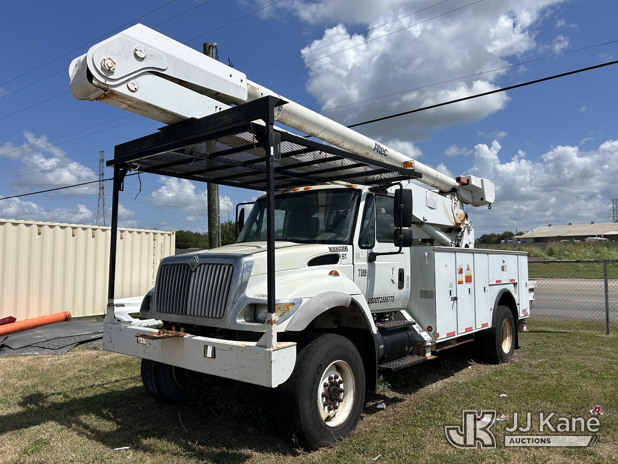 Altec AA755L, Material Handling Bucket Truck rear mounted on 2007 International 7300 4x4 Utility Truck
