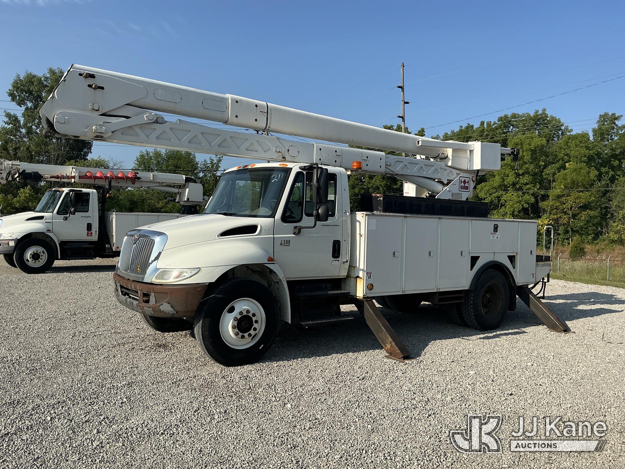 Terex HRX-55, Material Handling Bucket Truck rear mounted on 2007 International 4300 Utility Truck