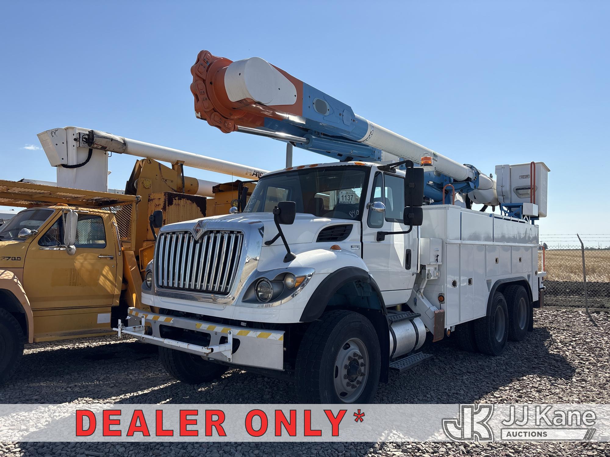 Altec AM55, Over-Center Material Handling Bucket Truck rear mounted on 2013 International 7500 Service Truck