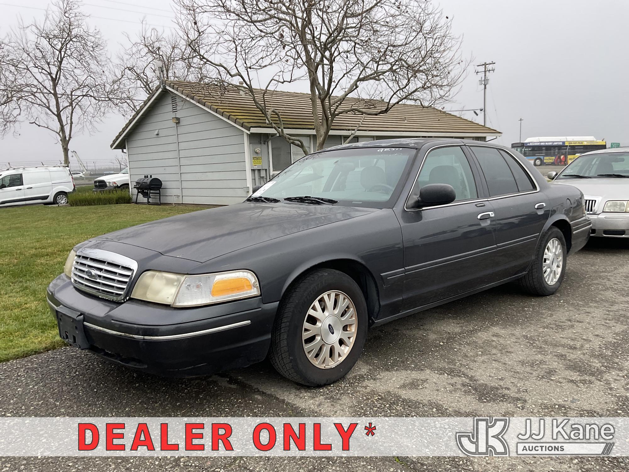 2004 Ford Crown Victoria 4-Door Sedan (1581544)
