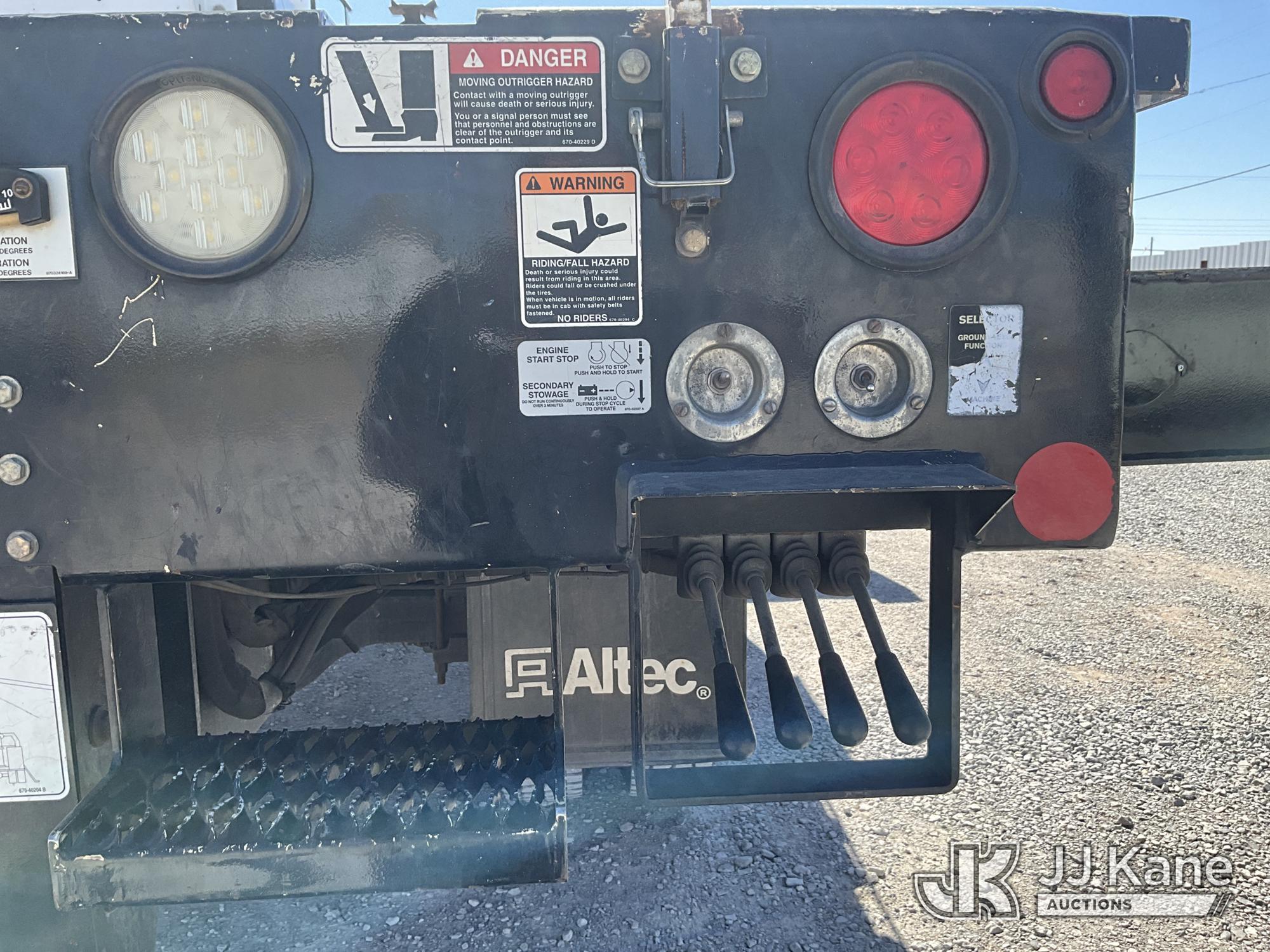 Wedge truckとxy Altec LS63 Telescopic Non-Insulated Sign Crane/Platform Lift On