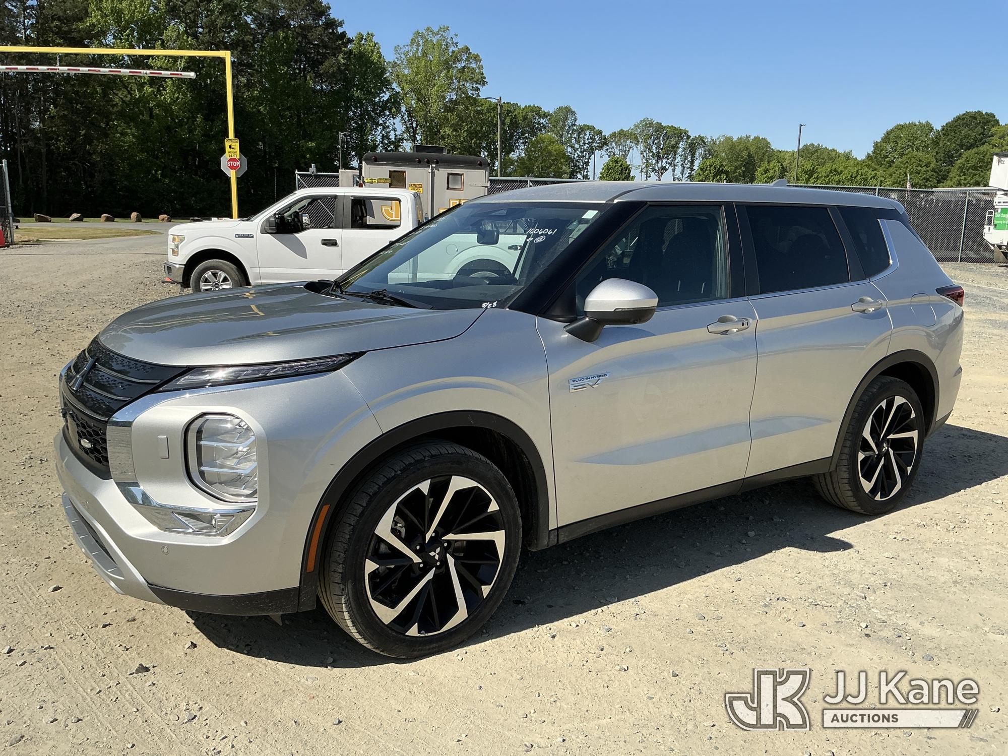 Photo of a 2023 Mitsubishi Outlander PHEV AWD