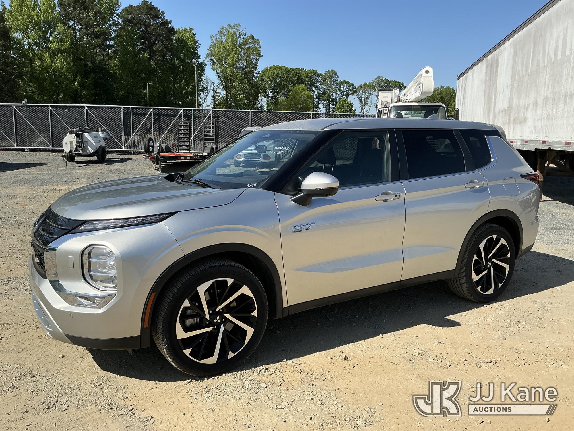 Photo of a 2023 Mitsubishi Outlander PHEV AWD