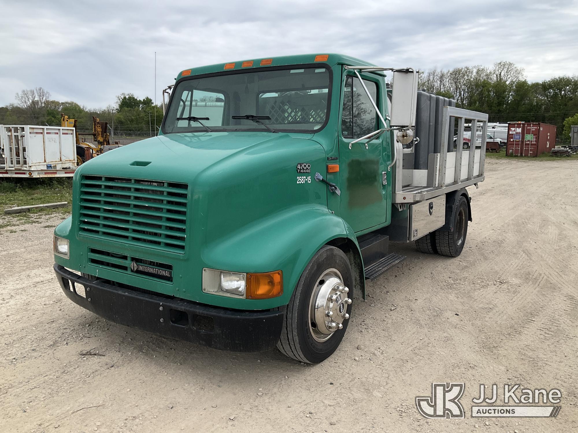 2000 International 4700 Flatbed/Spray Truck