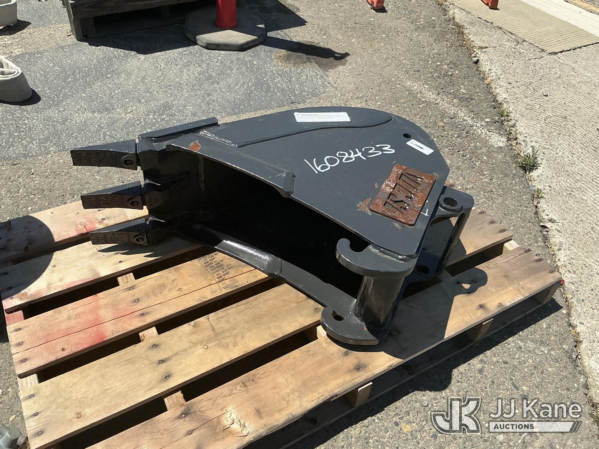 12in Bucket (Used) NOTE: This unit is being sold AS IS/WHERE IS via Timed Auction and is located in Dixon
