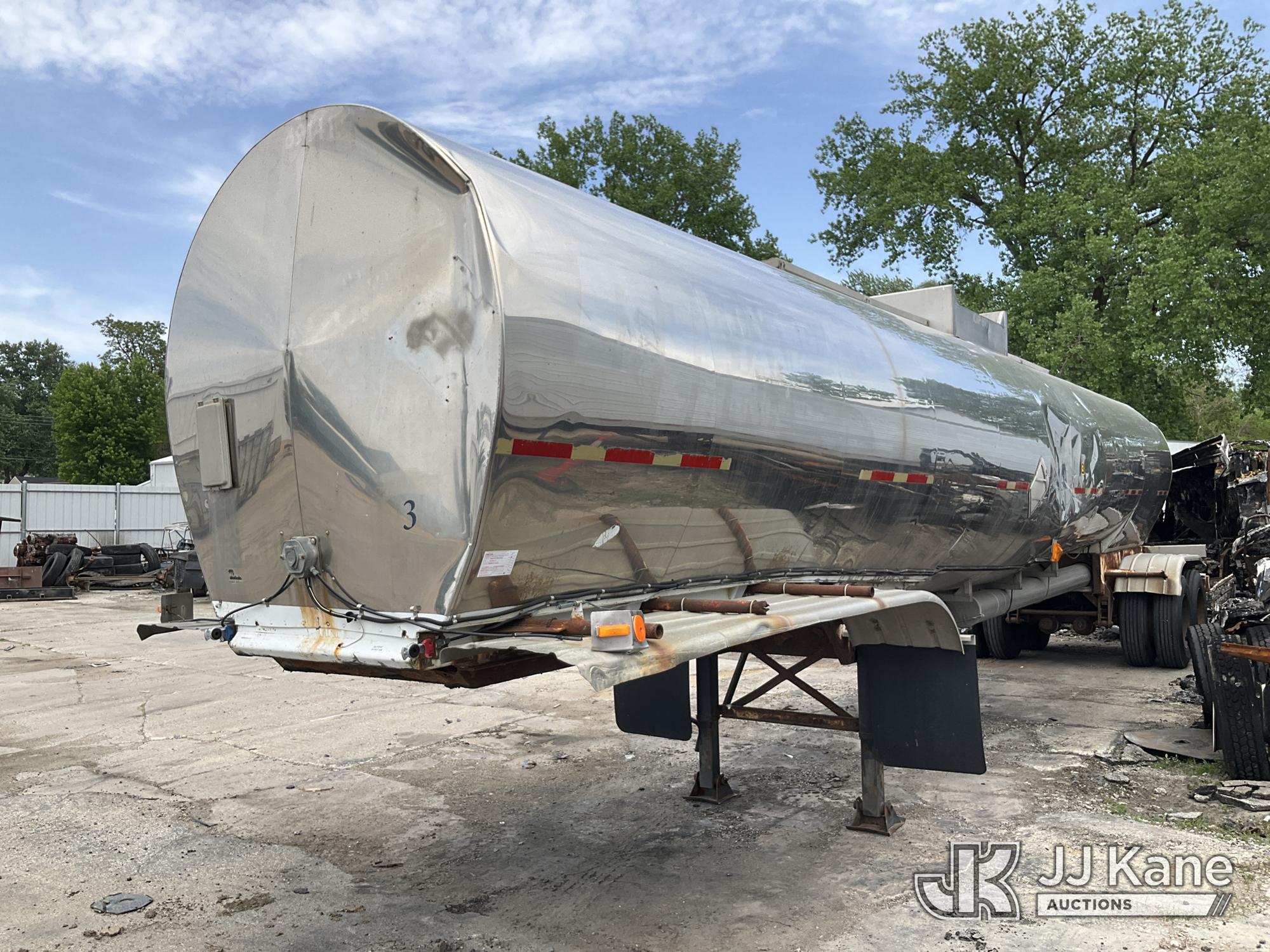 1986 Sunshine Stainless Tank & Equipment T/A Tank Trailer, Trailer held at Hanifen Towing: 5329 SW State St Des Moines, IA
