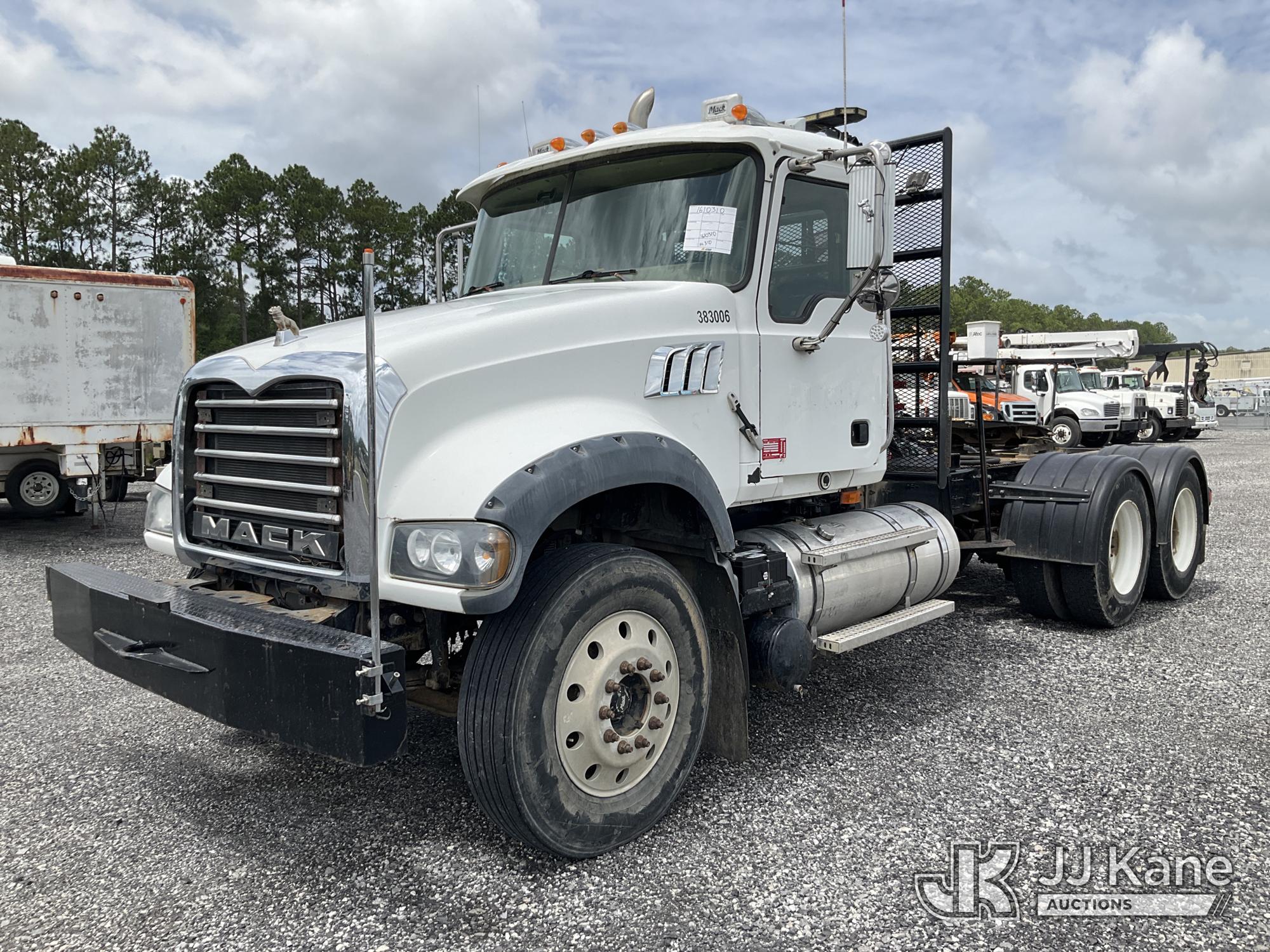 Photo of a 2008 Mack GU713