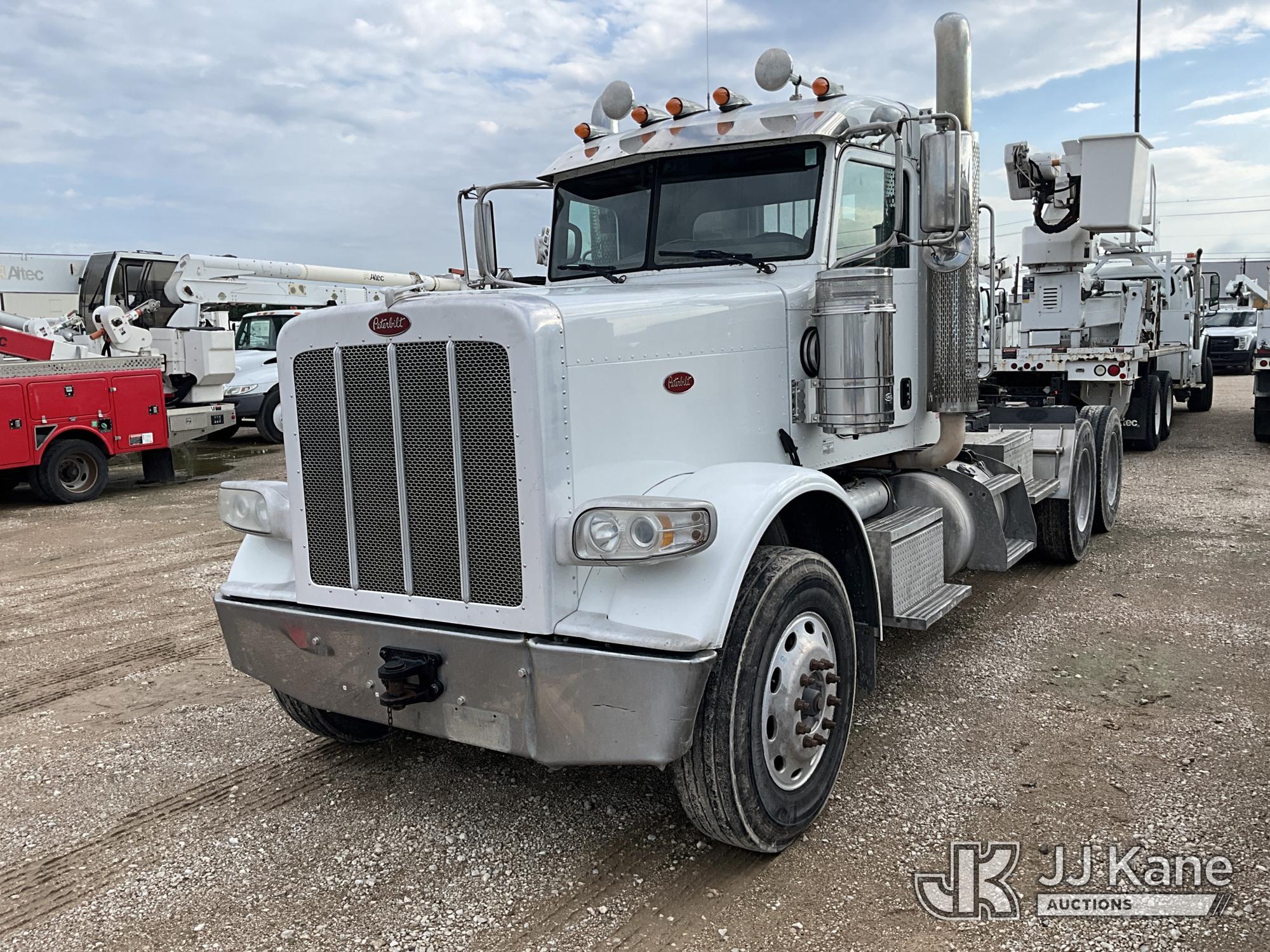 Photo of a 2015 Peterbilt 389