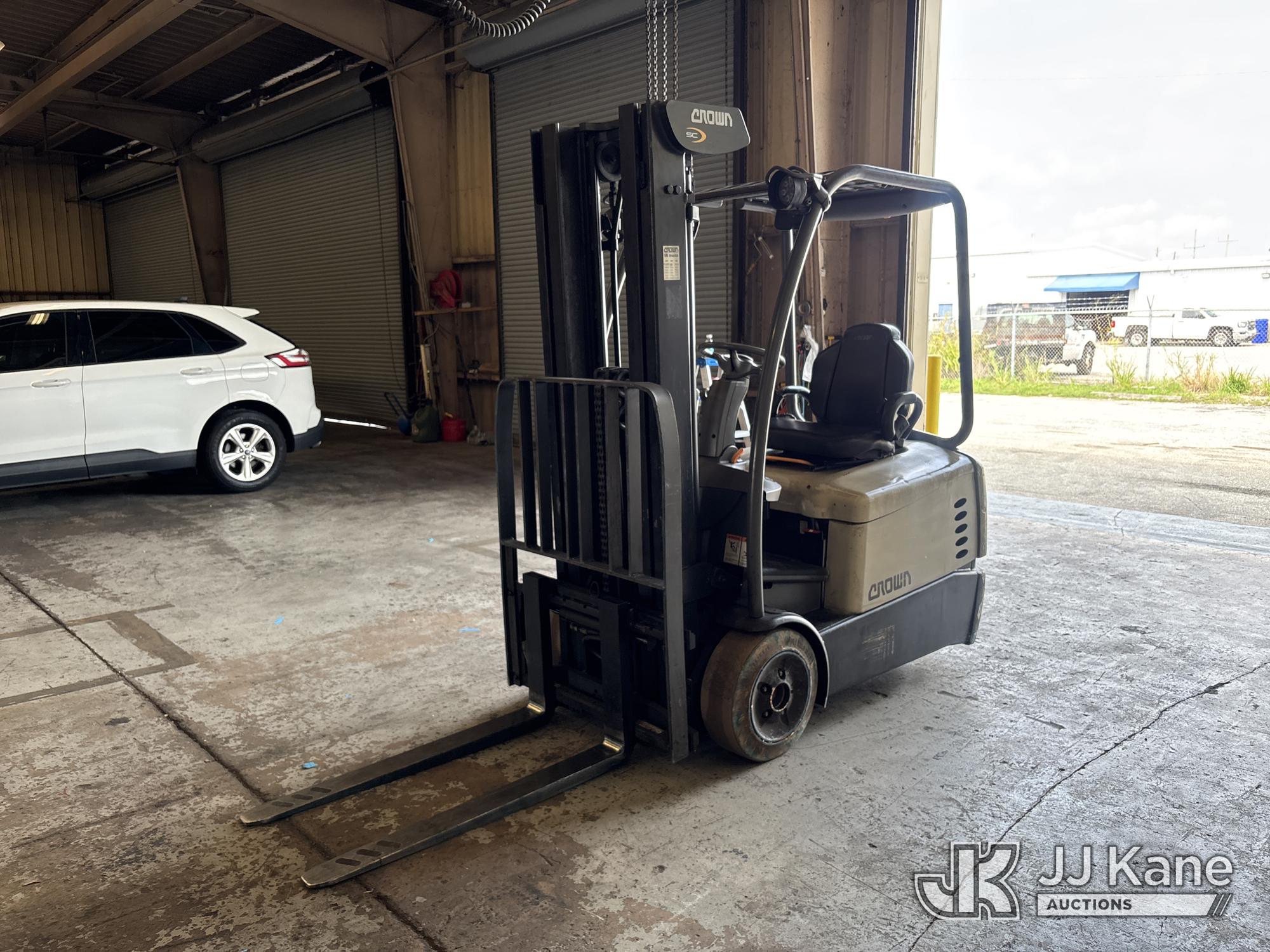 Photo of a 2016 Crown 5200