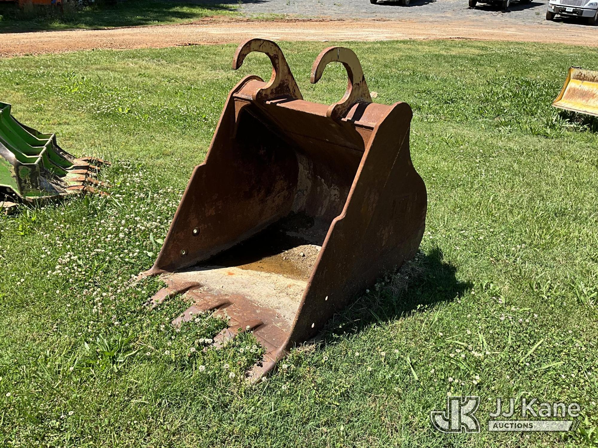 Caterpillar 42 in. digging bucket