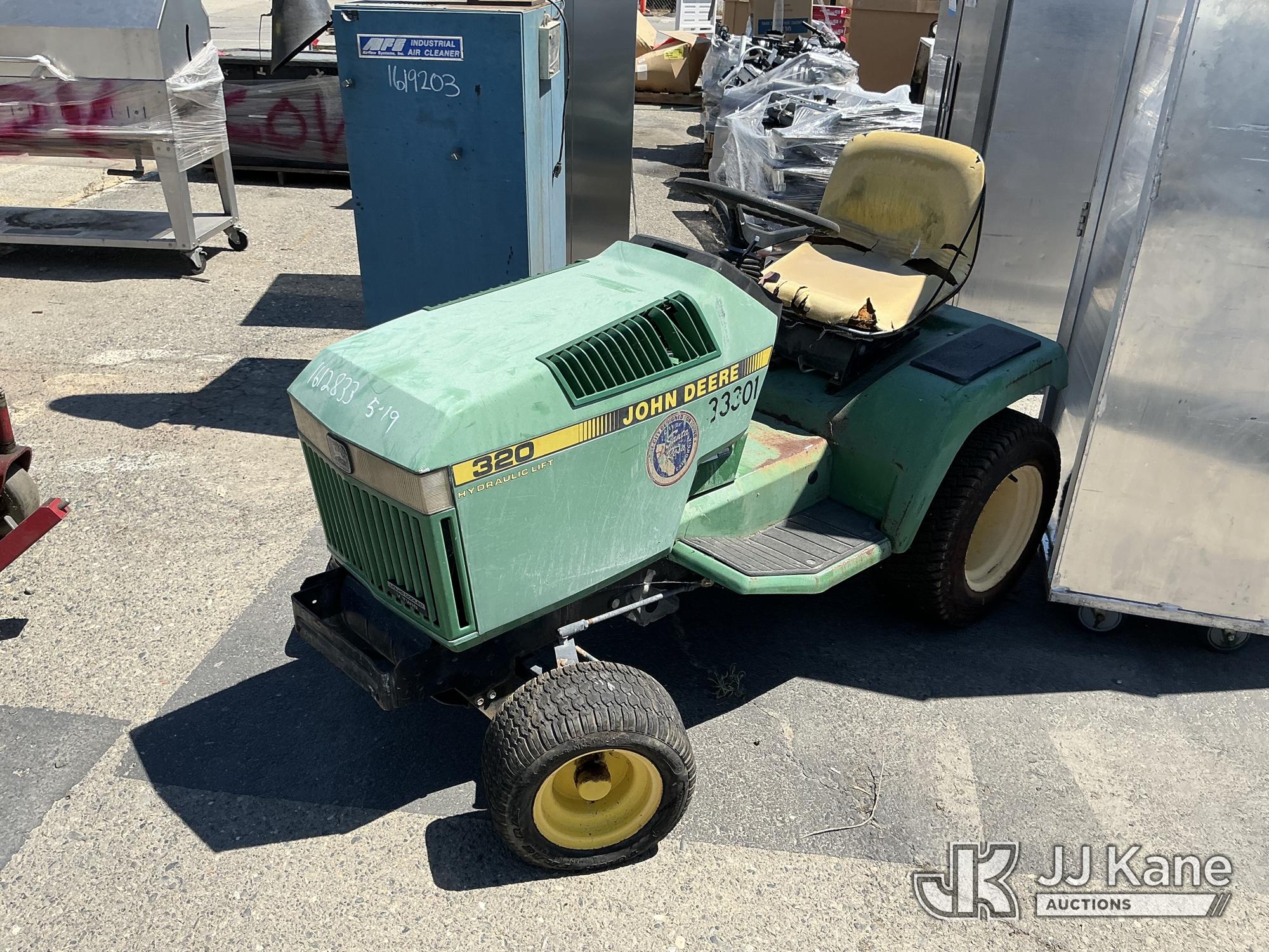1993 John Deere 320 Riding Mower