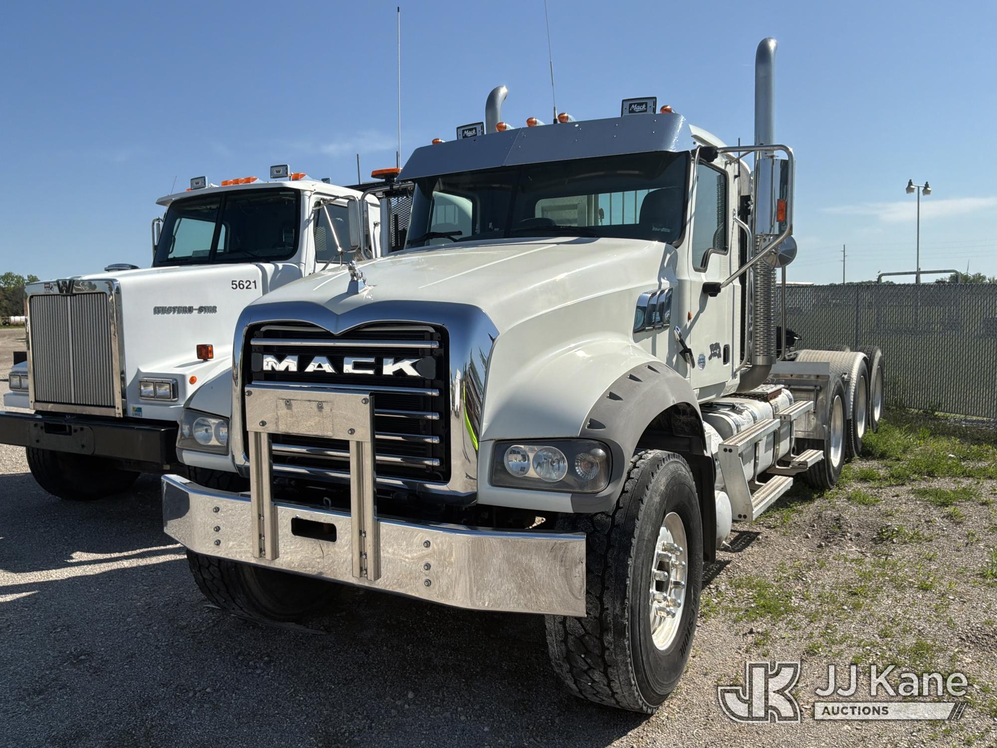 Photo of a 2014 Mack GU713