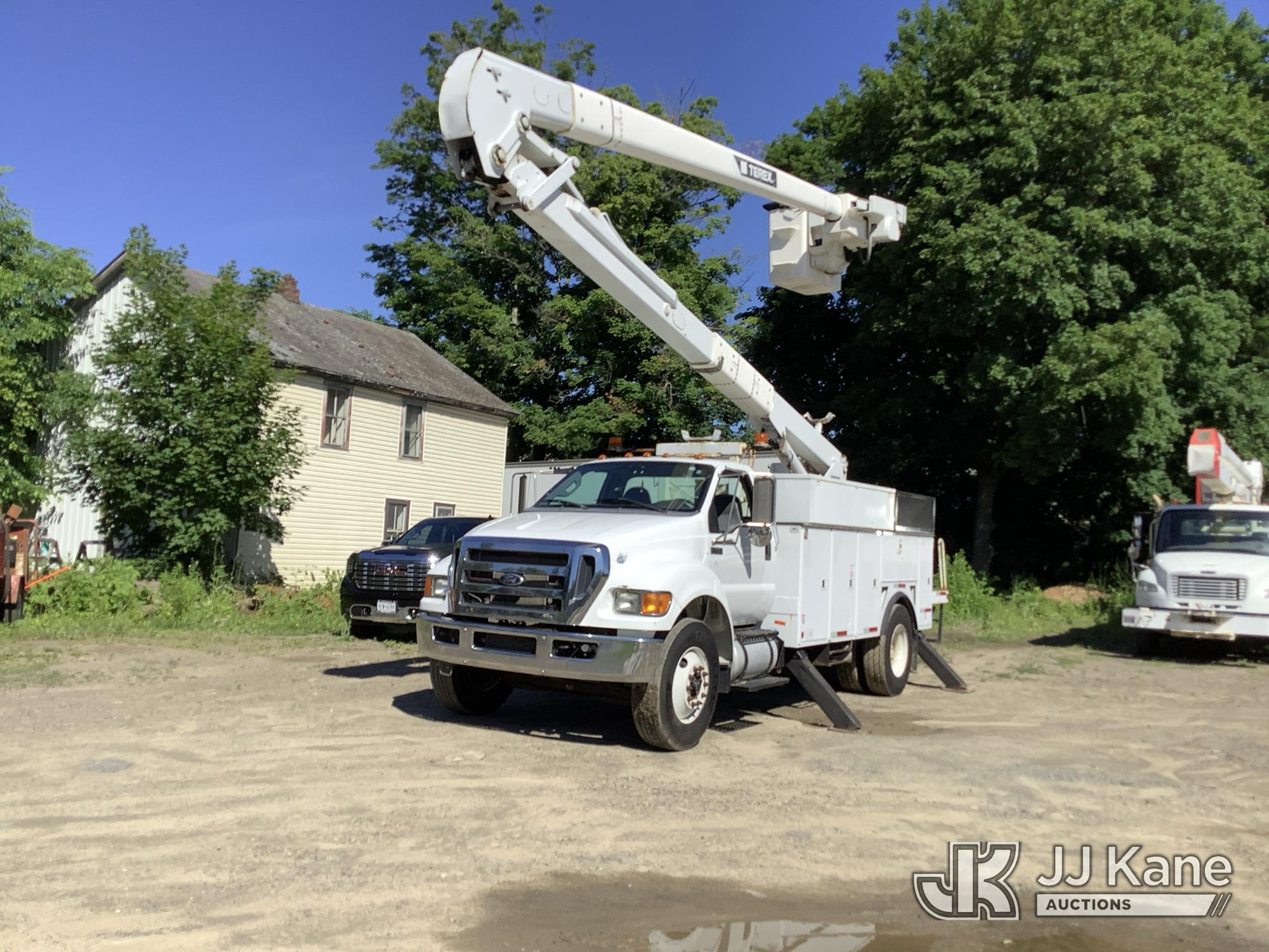 HiRanger 5TC-55MH, Material Handling Bucket Truck rear mounted on 2015 Ford F-750 Regular Cab DRW Utility Truck
