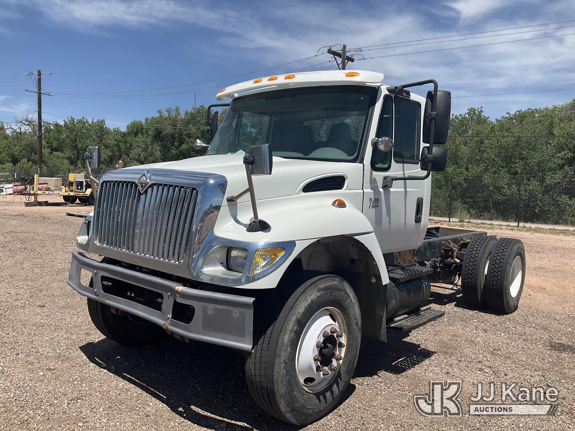 Photo of a 2004 International 7400