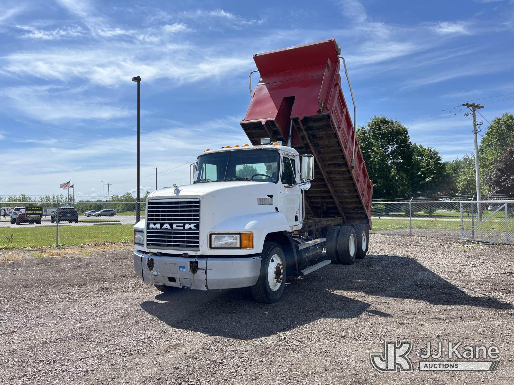 Photo of a 1998 Mack CH613