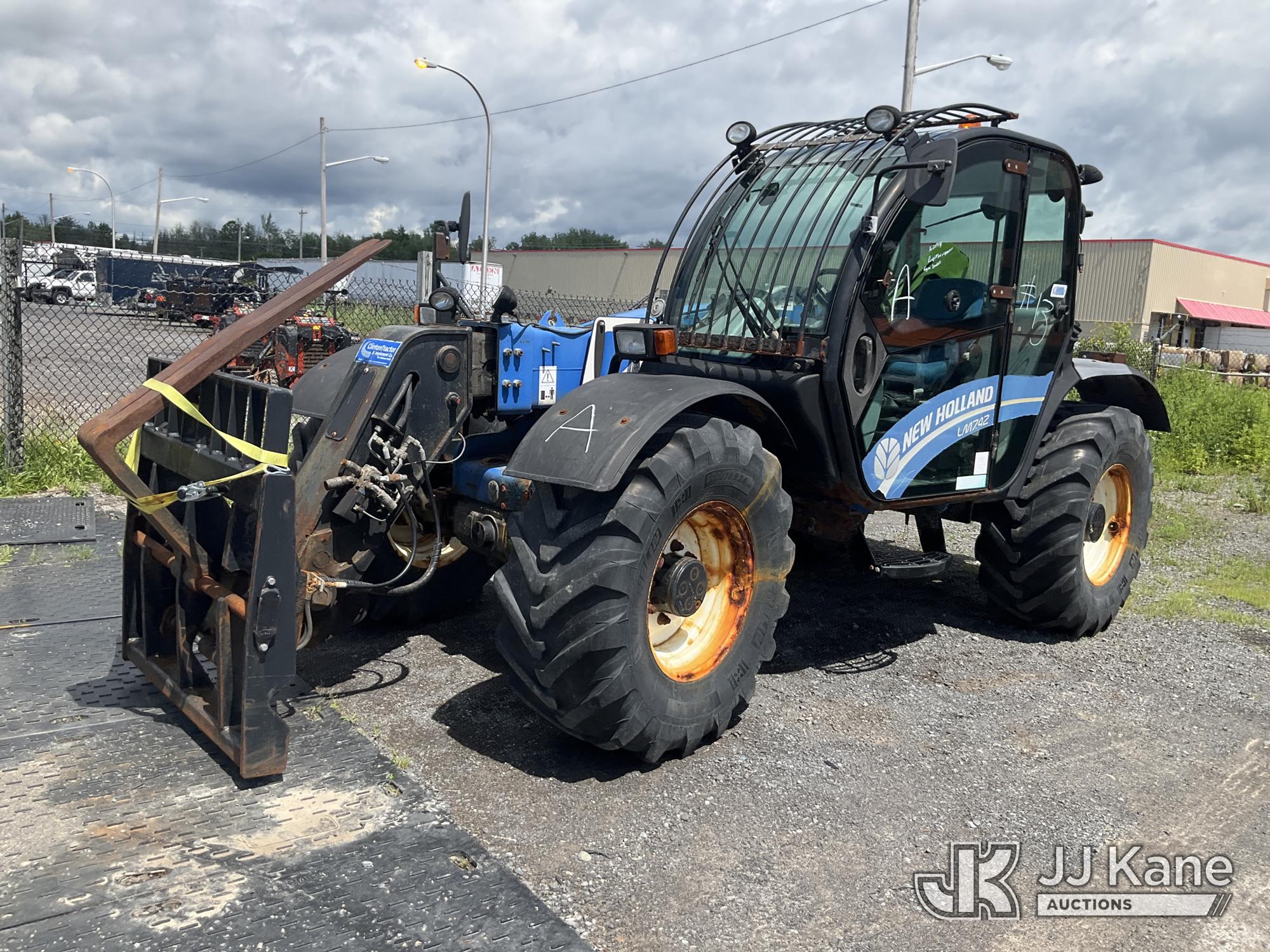 Photo of a 2015 New Holland LM7-42 4x4