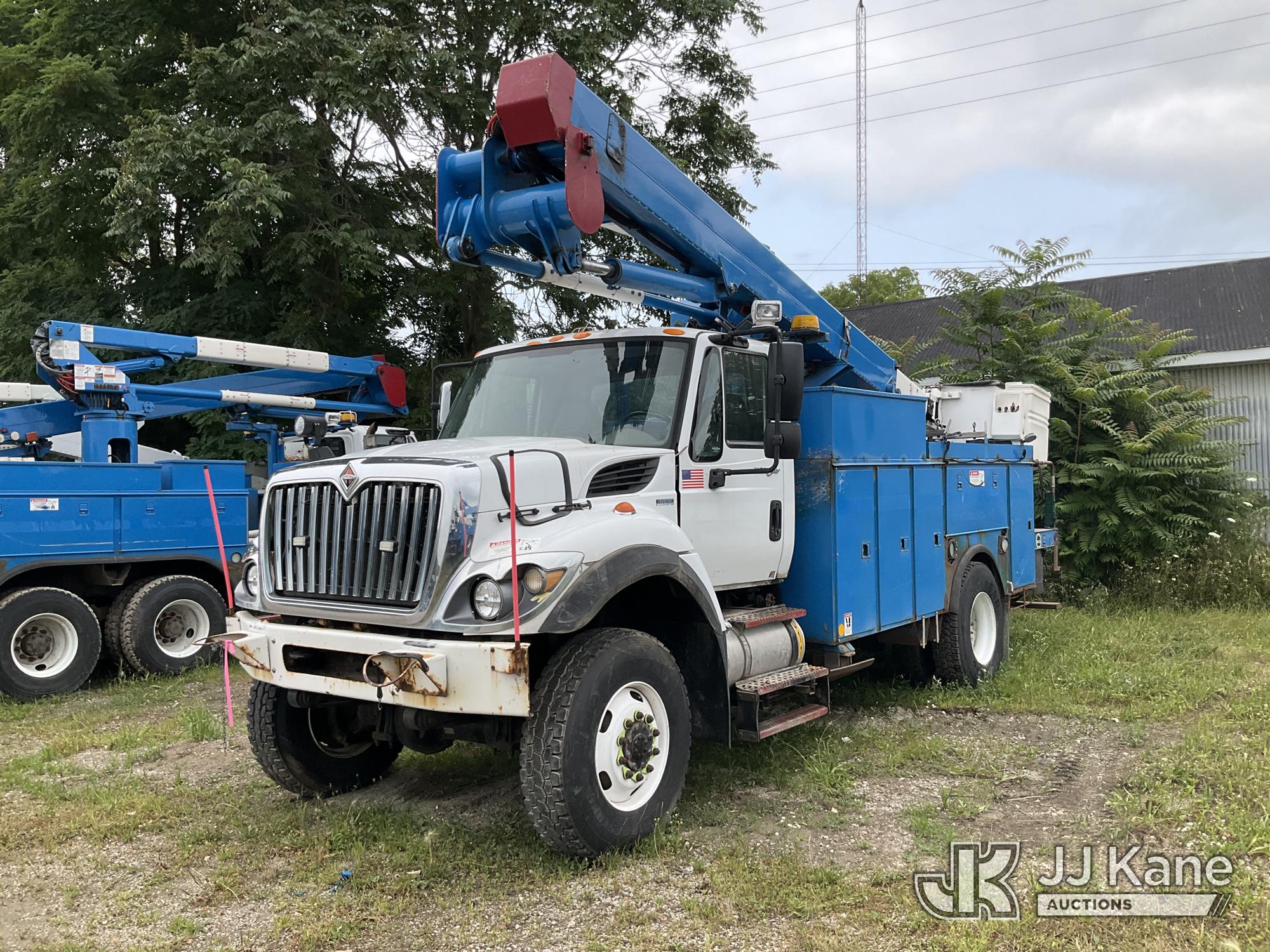 HiRanger TL50M, Articulating & Telescopic Bucket Truck center mounted on 2011 International 7300