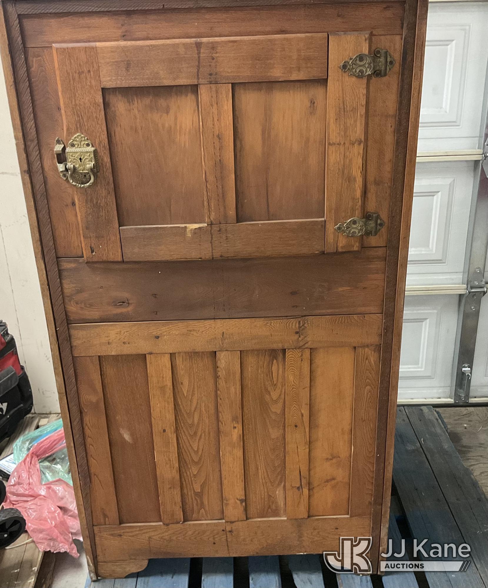 Antique Refrigerator (Used) NOTE: This unit is being sold AS IS/WHERE IS via Timed Auction and is located in Jurupa Valley