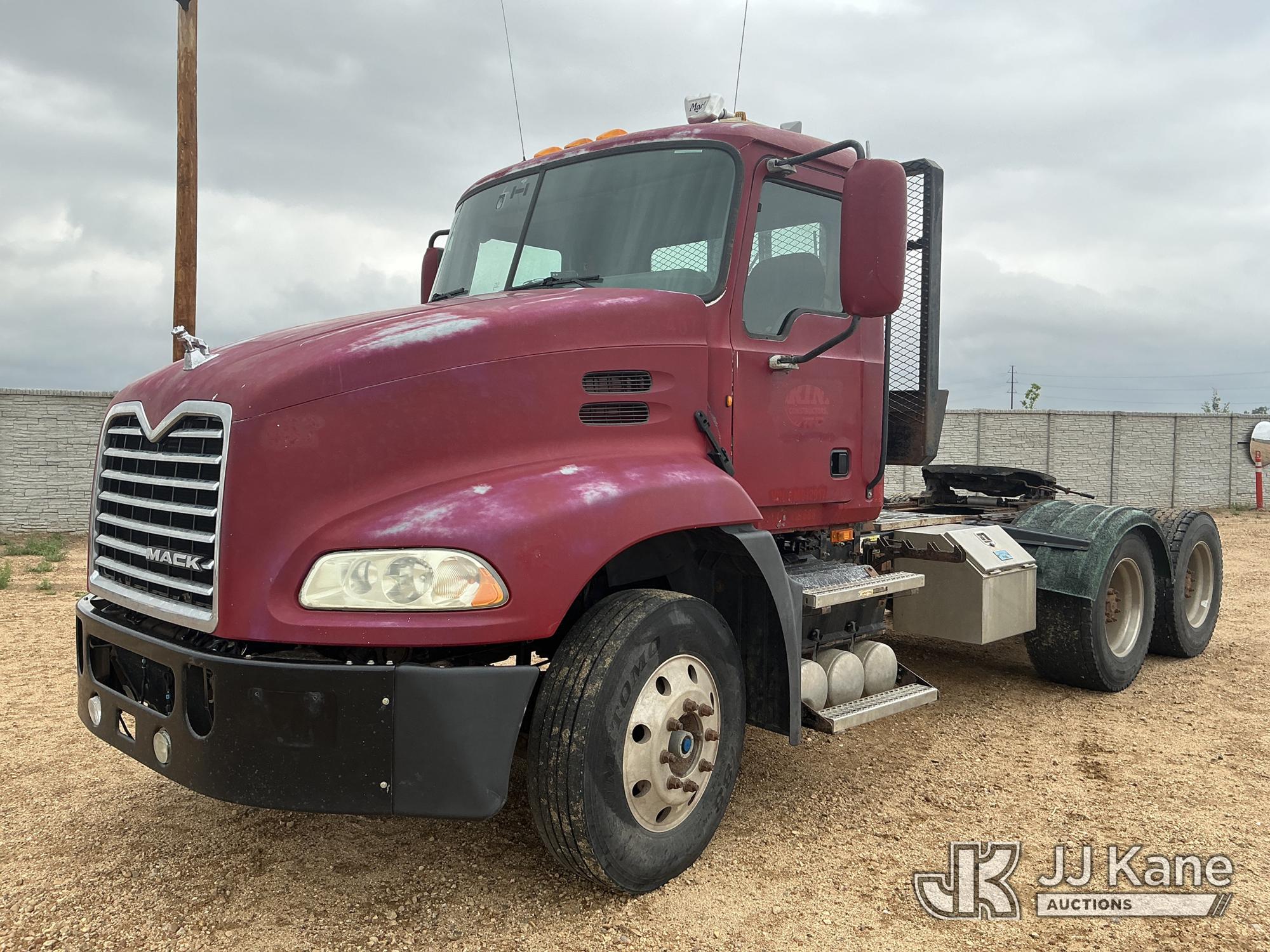 Photo of a 2011 Mack CXU613