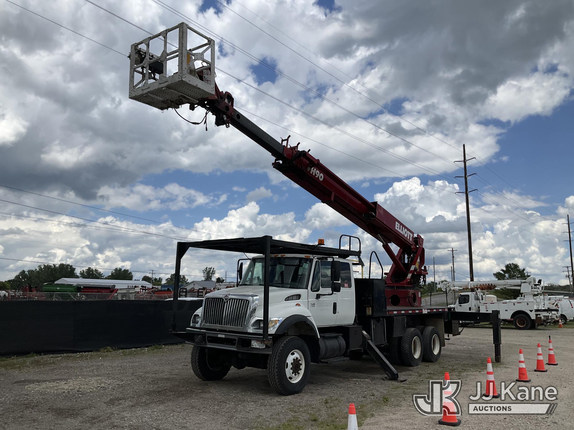 Elliott H90R-MHA, Telescopic Non-Insulated Sign Crane/Platform Lift rear mounted on 2004 International 7400 T/A Flatbed/Utility Truck