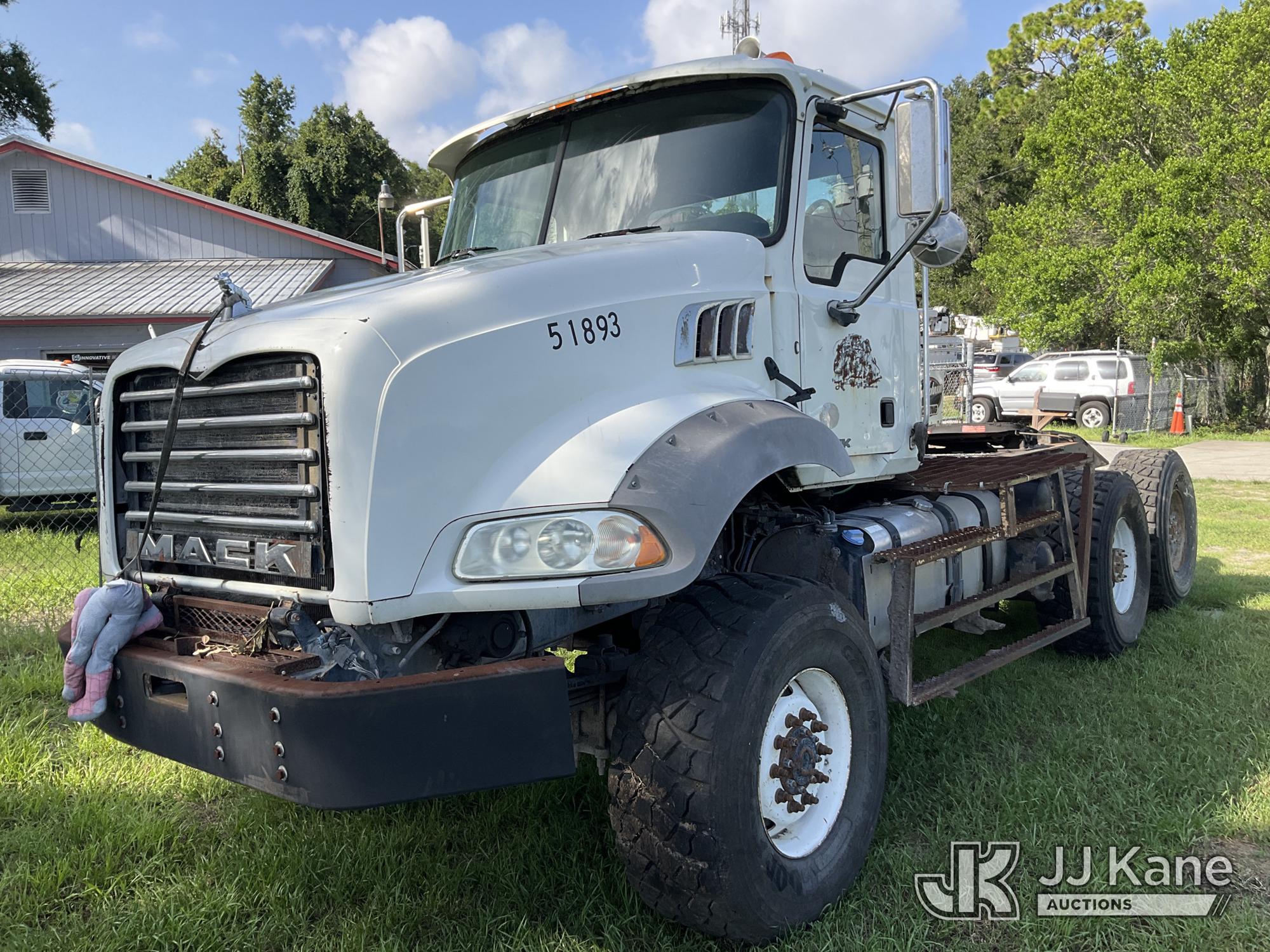 Photo of a 2015 Mack GU813
