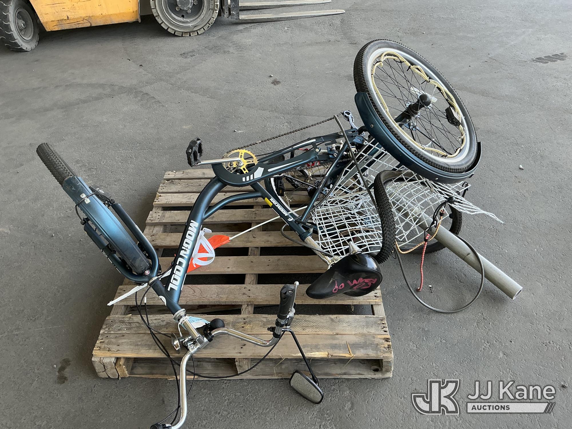Mooncool Bike (Used) NOTE: This unit is being sold AS IS/WHERE IS via Timed Auction and is located in Jurupa Valley