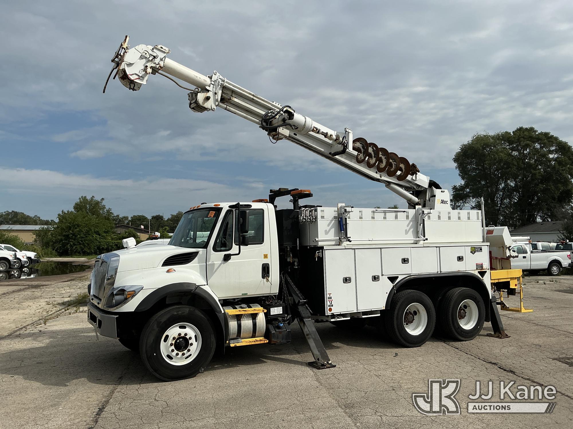 Altec DM45BBC, Digger Derrick mounted on 2016 International WorkStar 7400 T/A Utility Truck