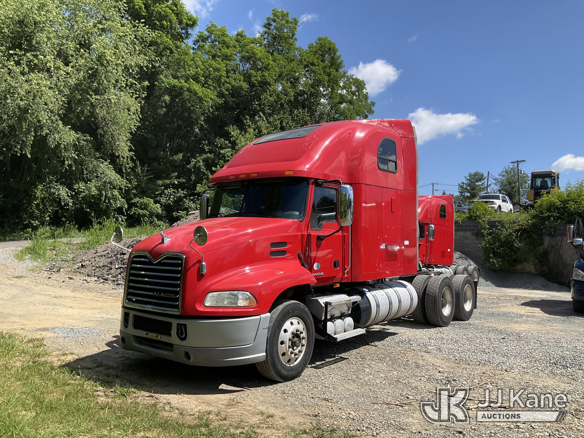 Photo of a 2016 Mack CXU613
