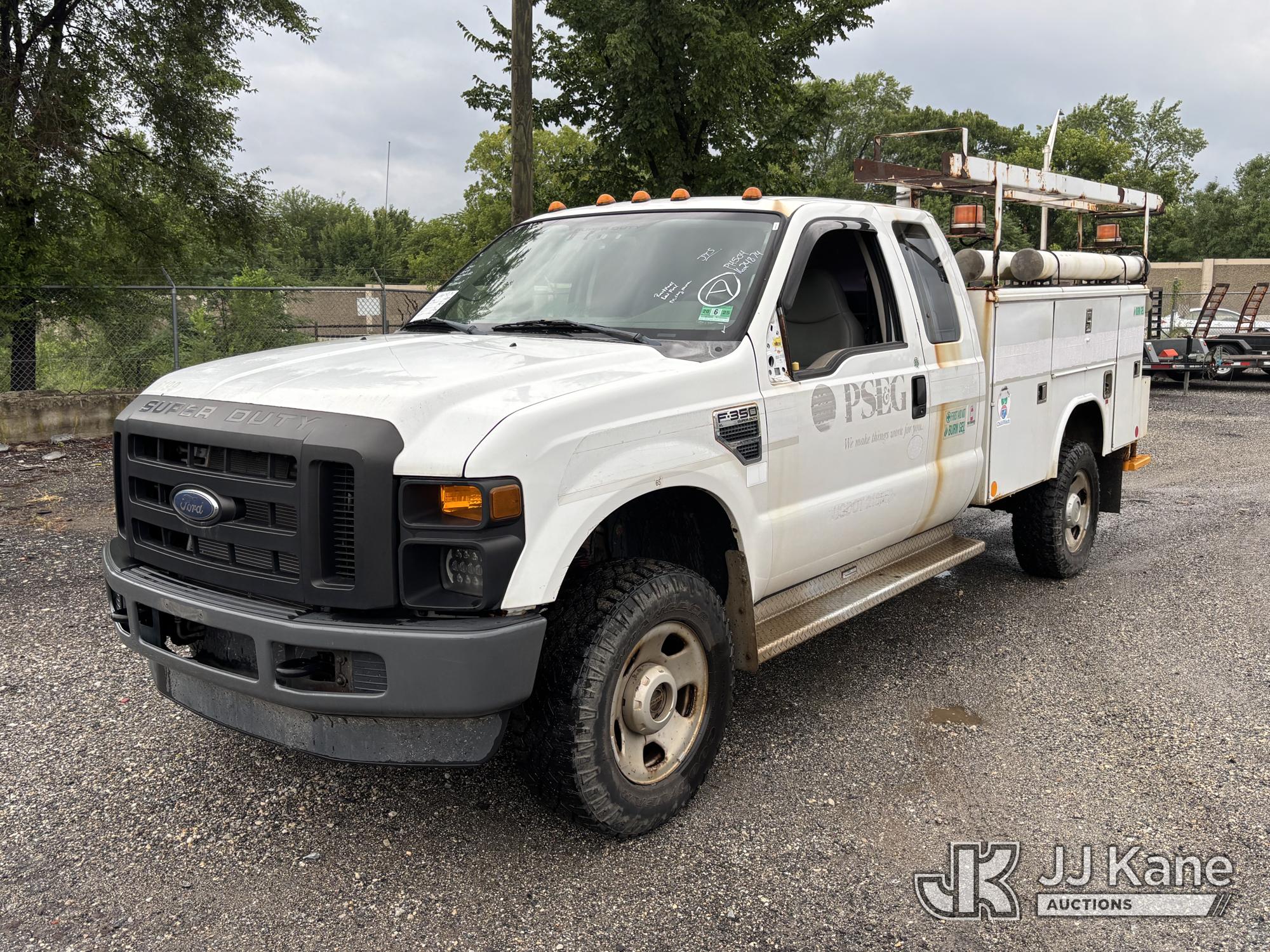 2009 Ford F350 4x4 Extended-Cab Service Truck