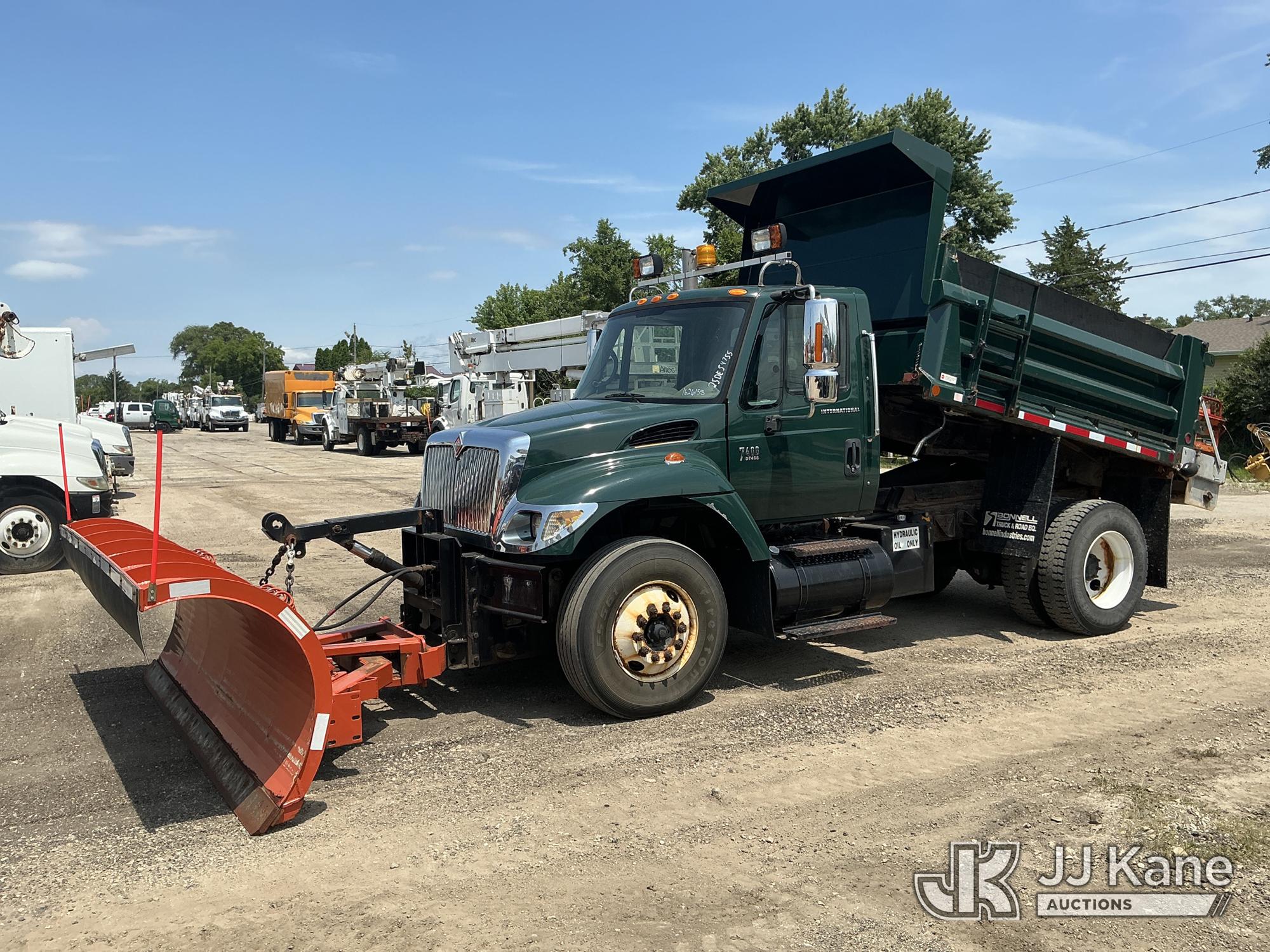 Photo of a 2005 International 7400