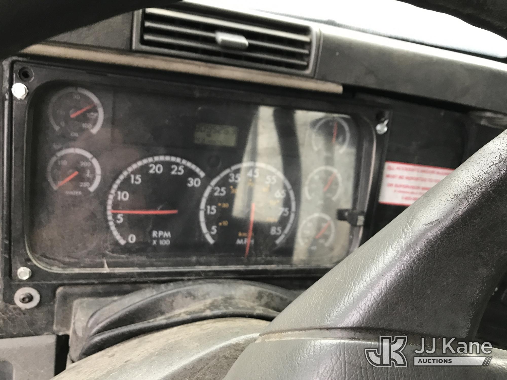 2004 Freightliner Columbia 120