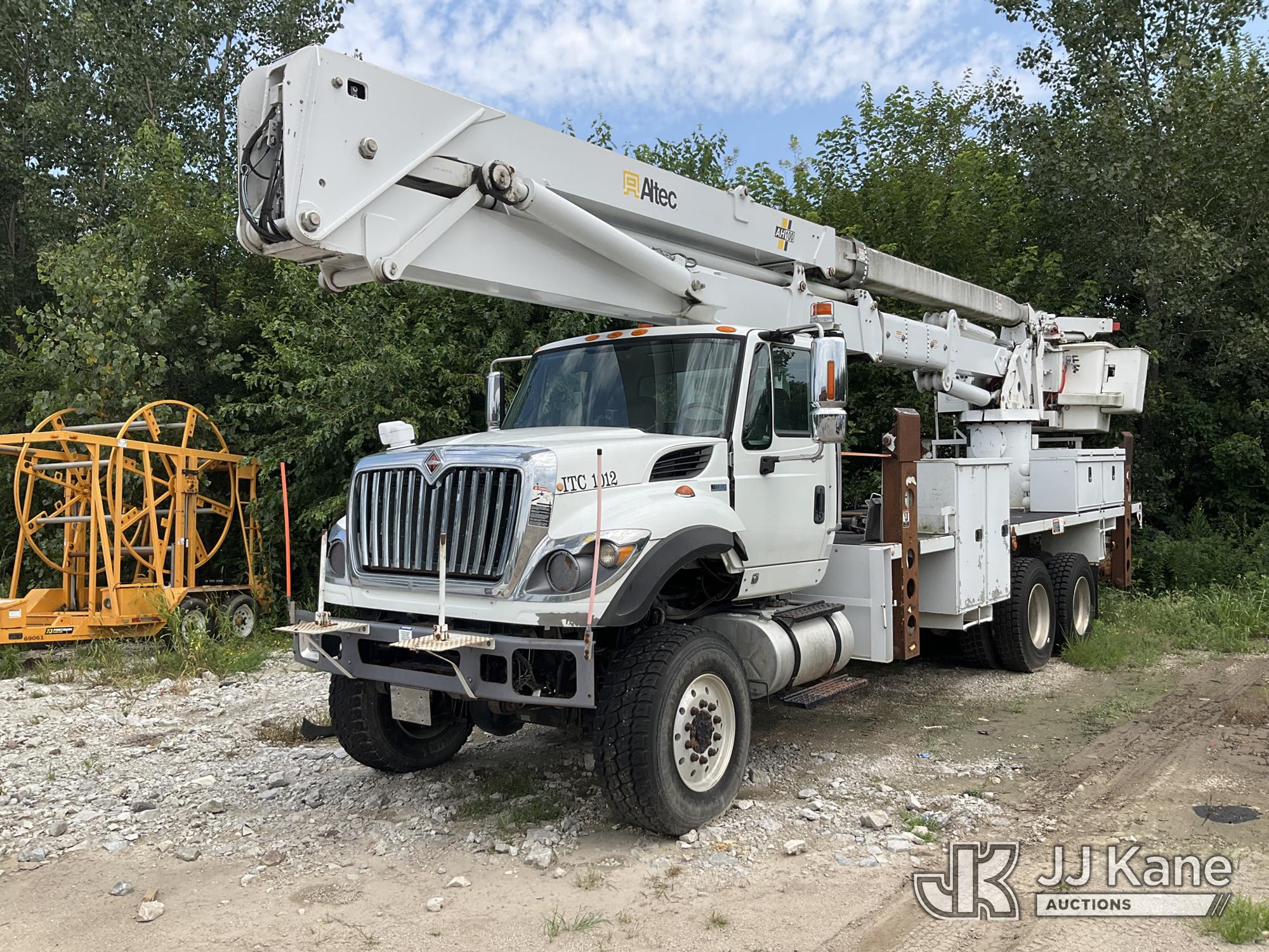 Altec AH100, Articulating & Telescopic Material Handling Platform Lift rear mounted on 2012 International 7500 Service Truck