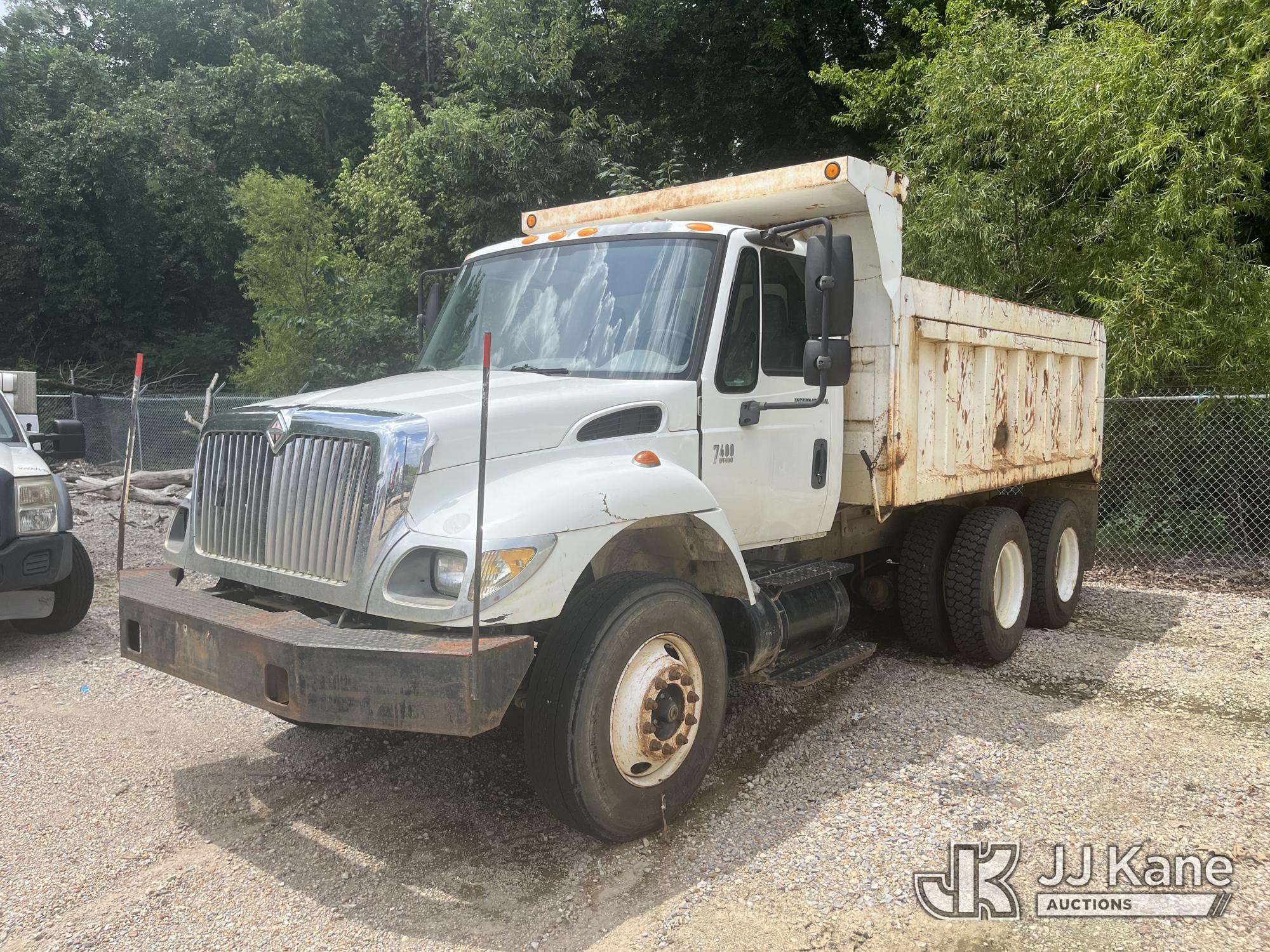 Photo of a 2006 International 7400