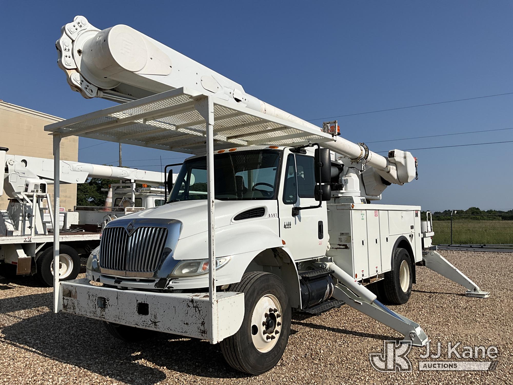 Altec AM55-E, Over-Center Material Handling Bucket Truck rear mounted on 2007 International 4400 Utility Truck