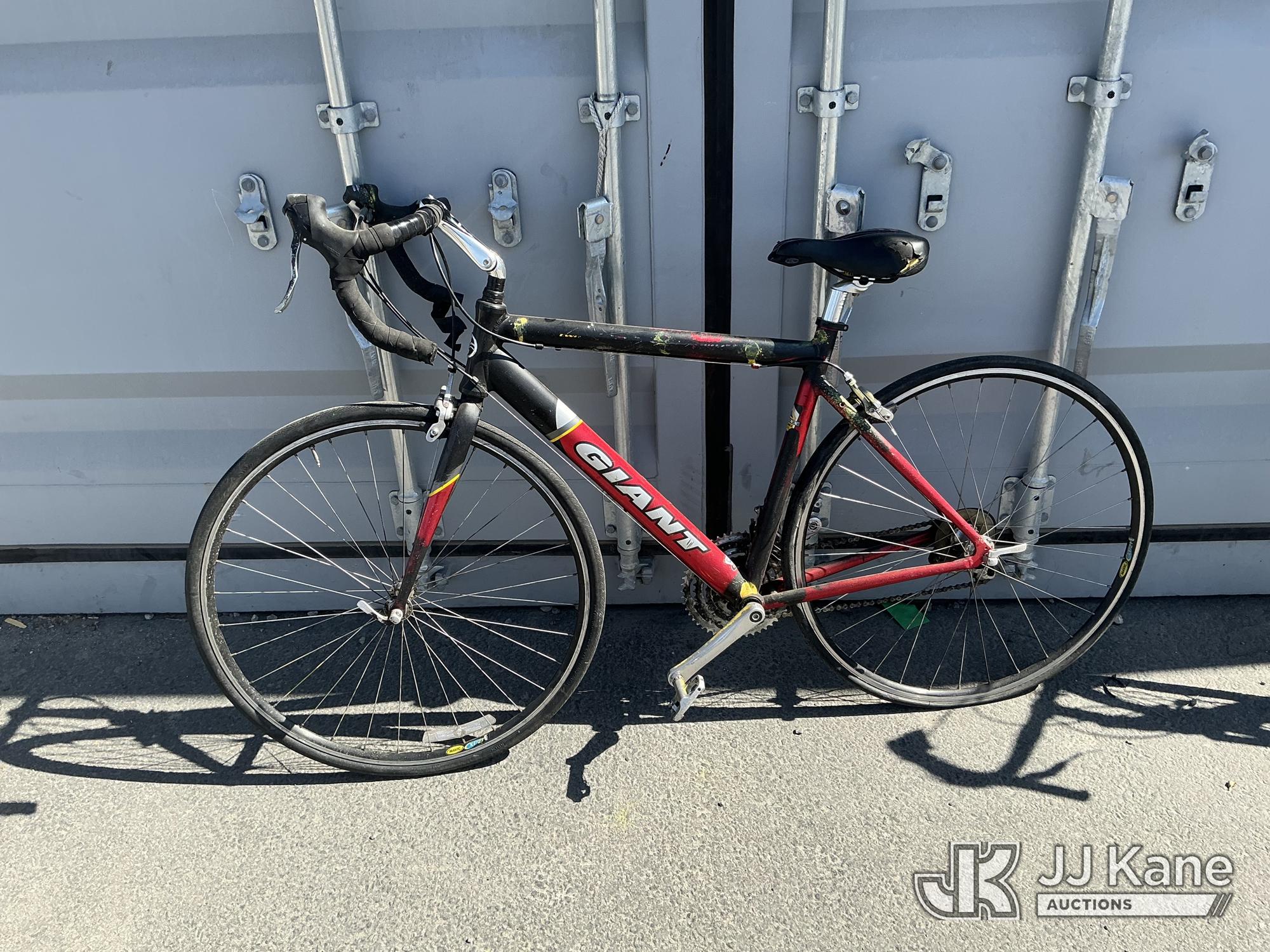 Giant Bike (Used) NOTE: This unit is being sold AS IS/WHERE IS via Timed Auction and is located in Jurupa Valley