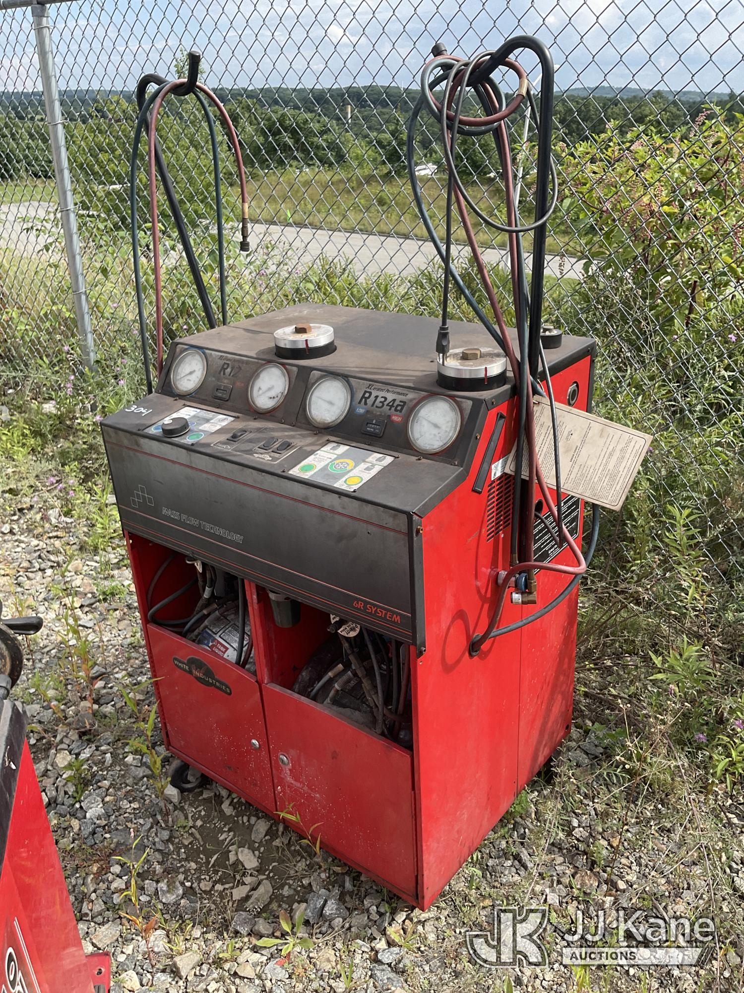 Snap-On A/C Charging Station/Reclaimer (Condition Unknown) NOTE: This unit is being sold AS IS/WHERE IS via Timed Auction and is located in Shrewsbury