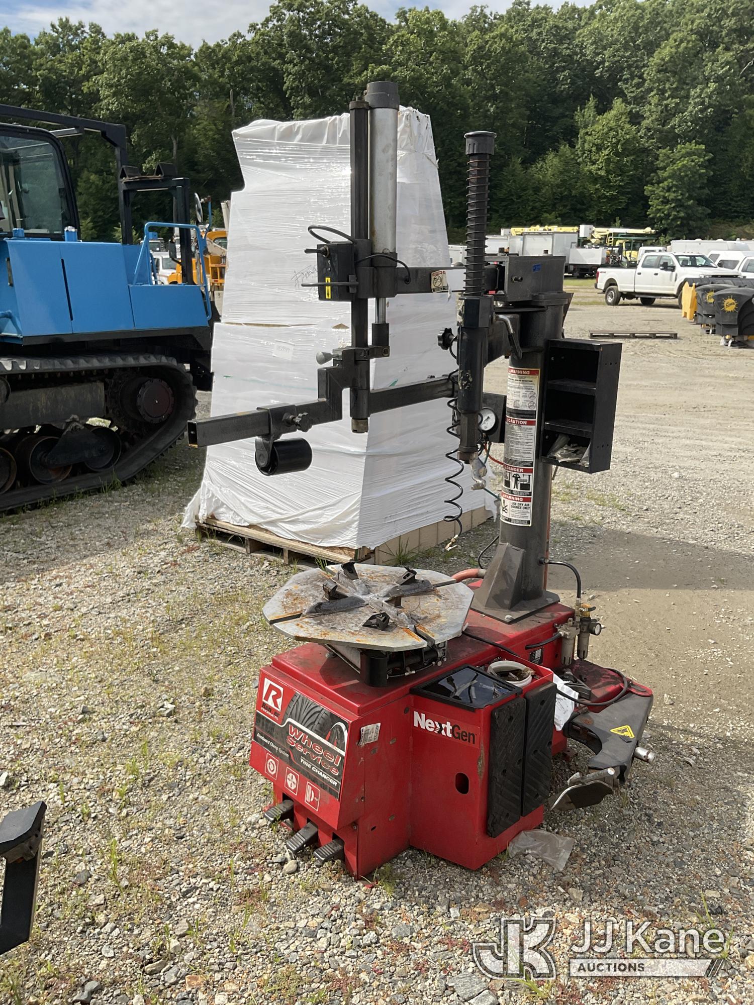 Ranger R980XR Tire Changer (Condition Unknown) NOTE: This unit is being sold AS IS/WHERE IS via Timed Auction and is located in Shrewsbury