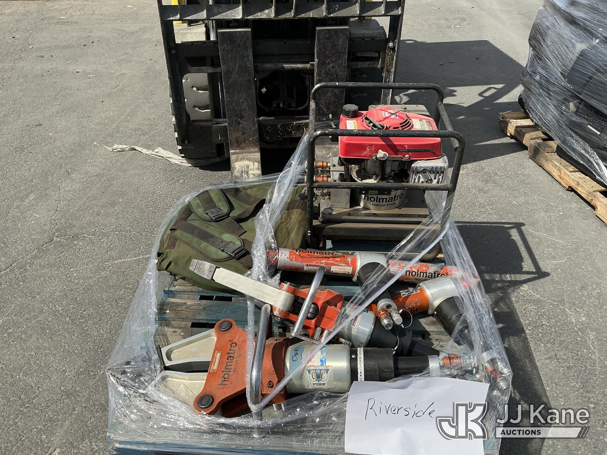 Amkus Portable Gas-Powered Hydraulic Rescue Pump & Jaws Of Life Tools (Used) NOTE: This unit is being sold AS IS/WHERE IS via Timed Auction and is located in Jurupa Valley