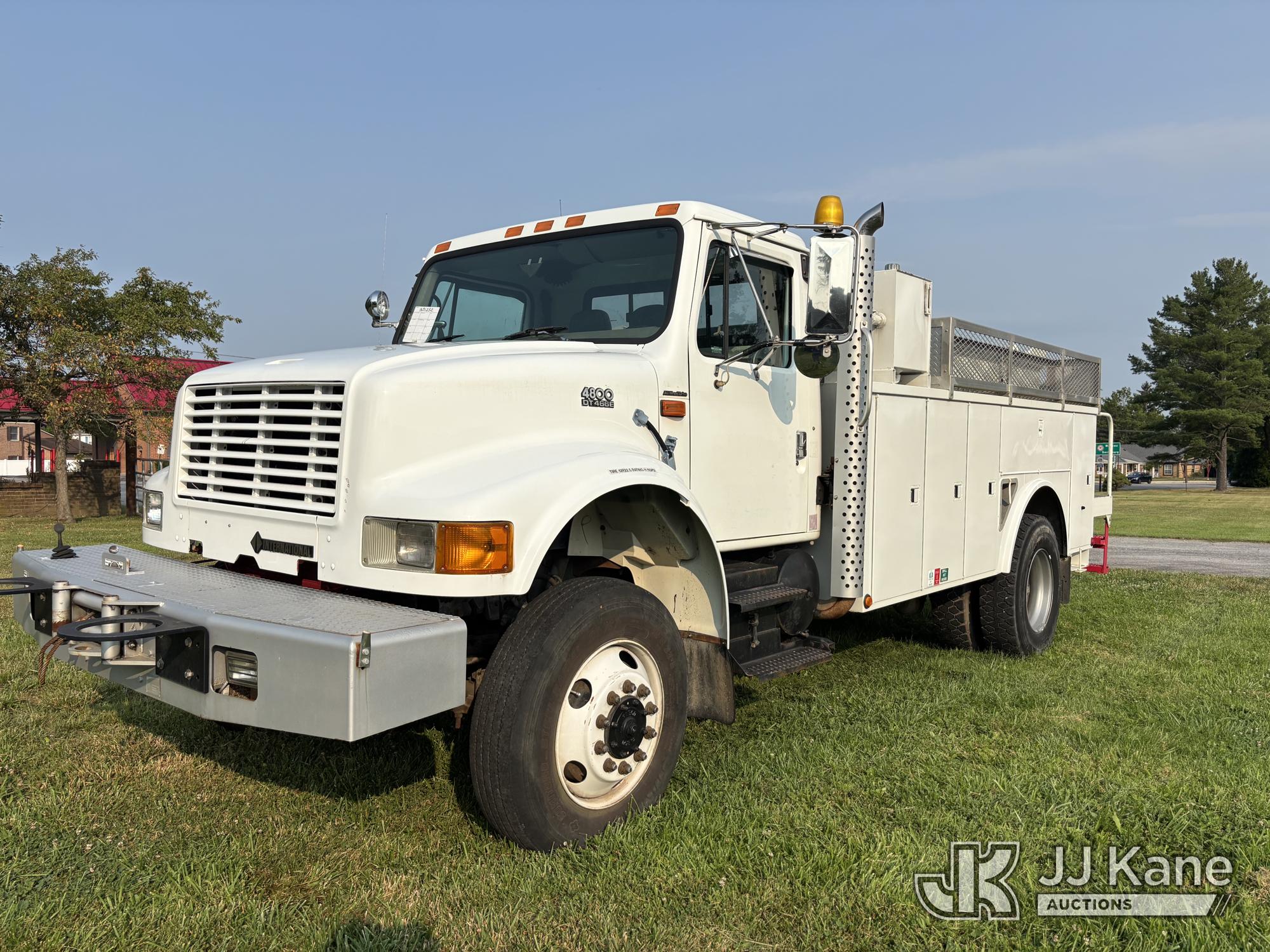 1999 International 4800 4x4 Utility Truck