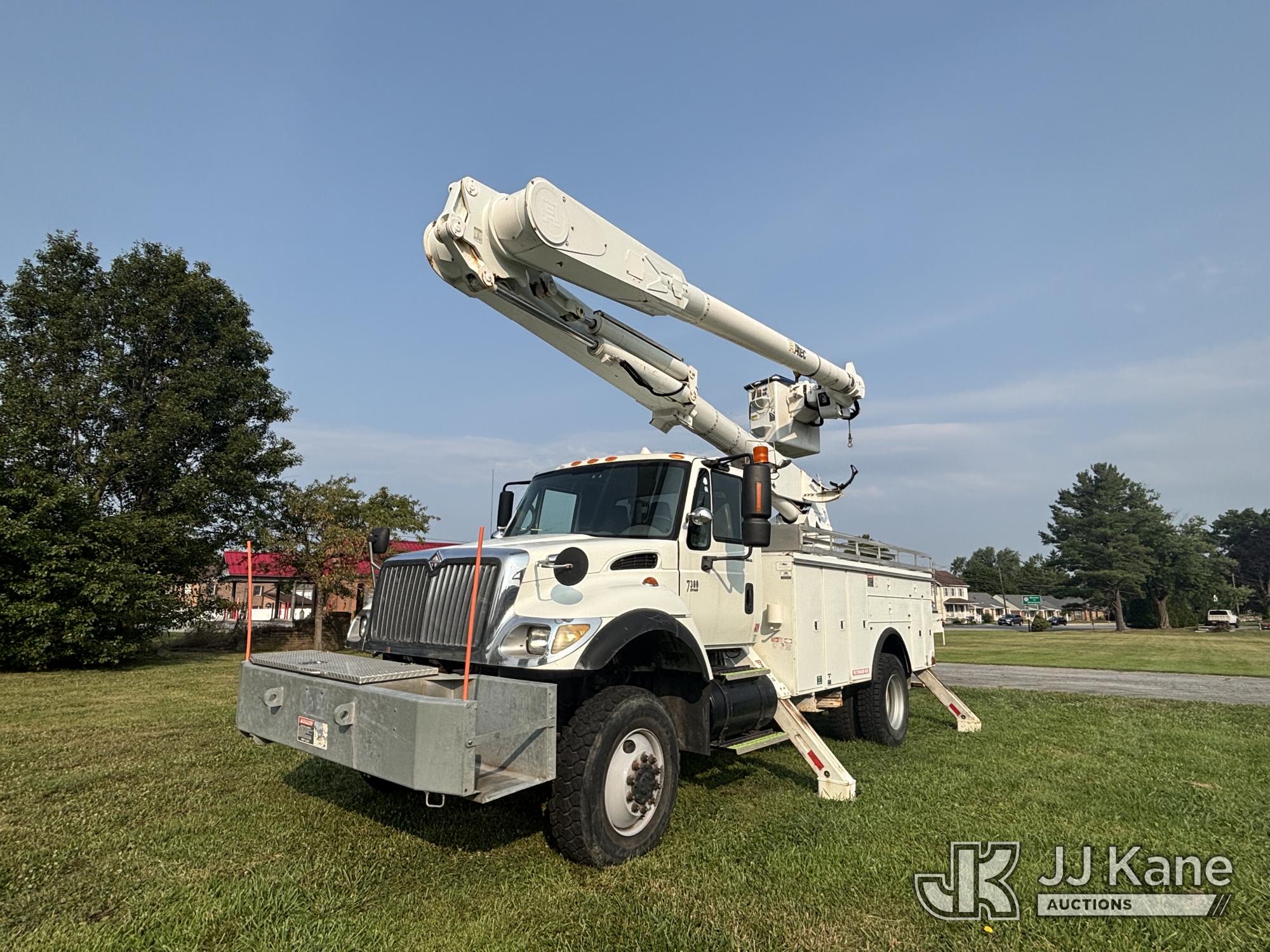 Altec AM855-MH, Over-Center Material Handling Bucket Truck rear mounted on 2004 International 7300 4x4 Utility Truck