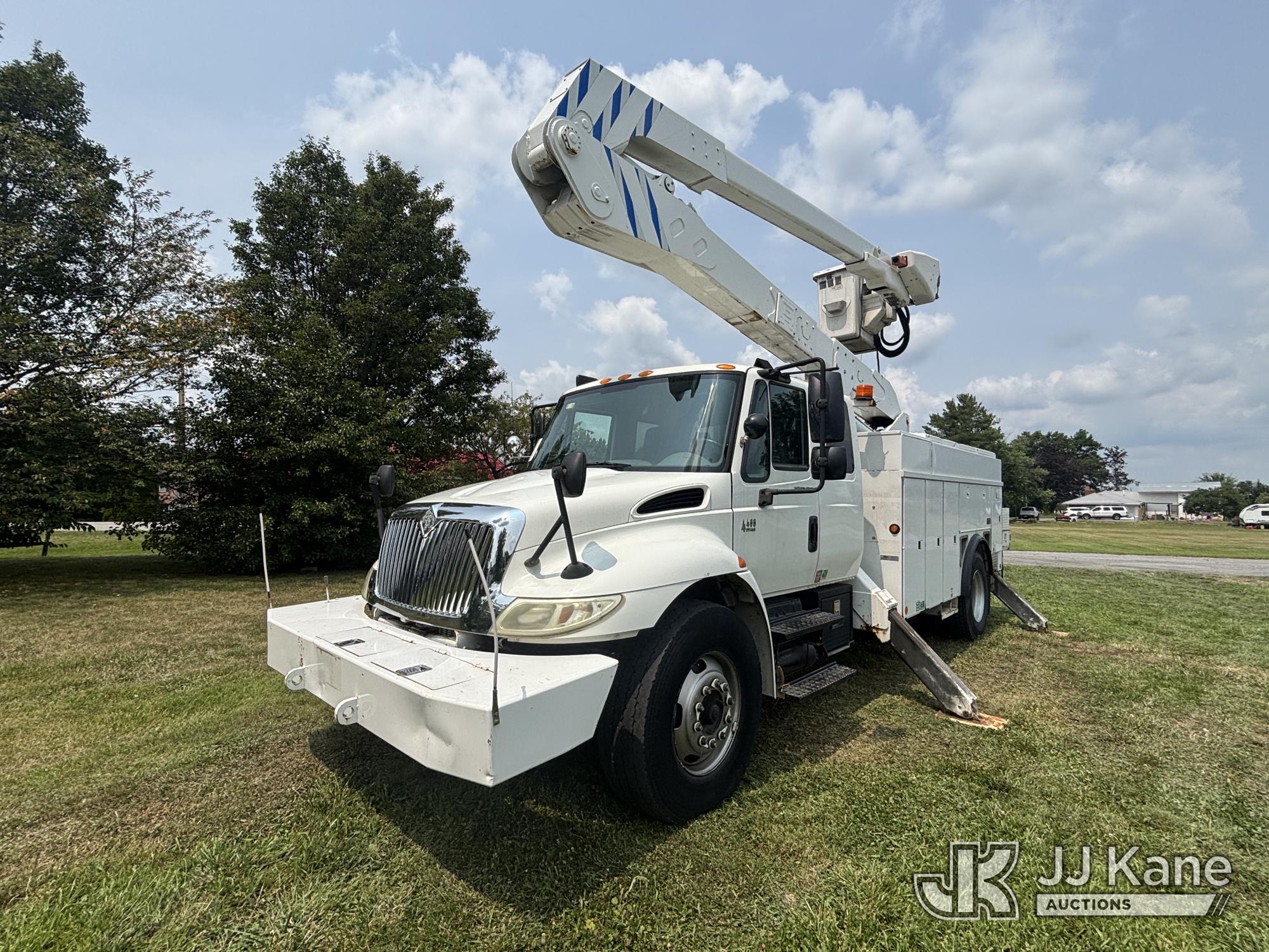 Altec A50E-OC, Material Handling Bucket Truck rear mounted on 2005 International 4400 T/A Extended Cab Utility Truck