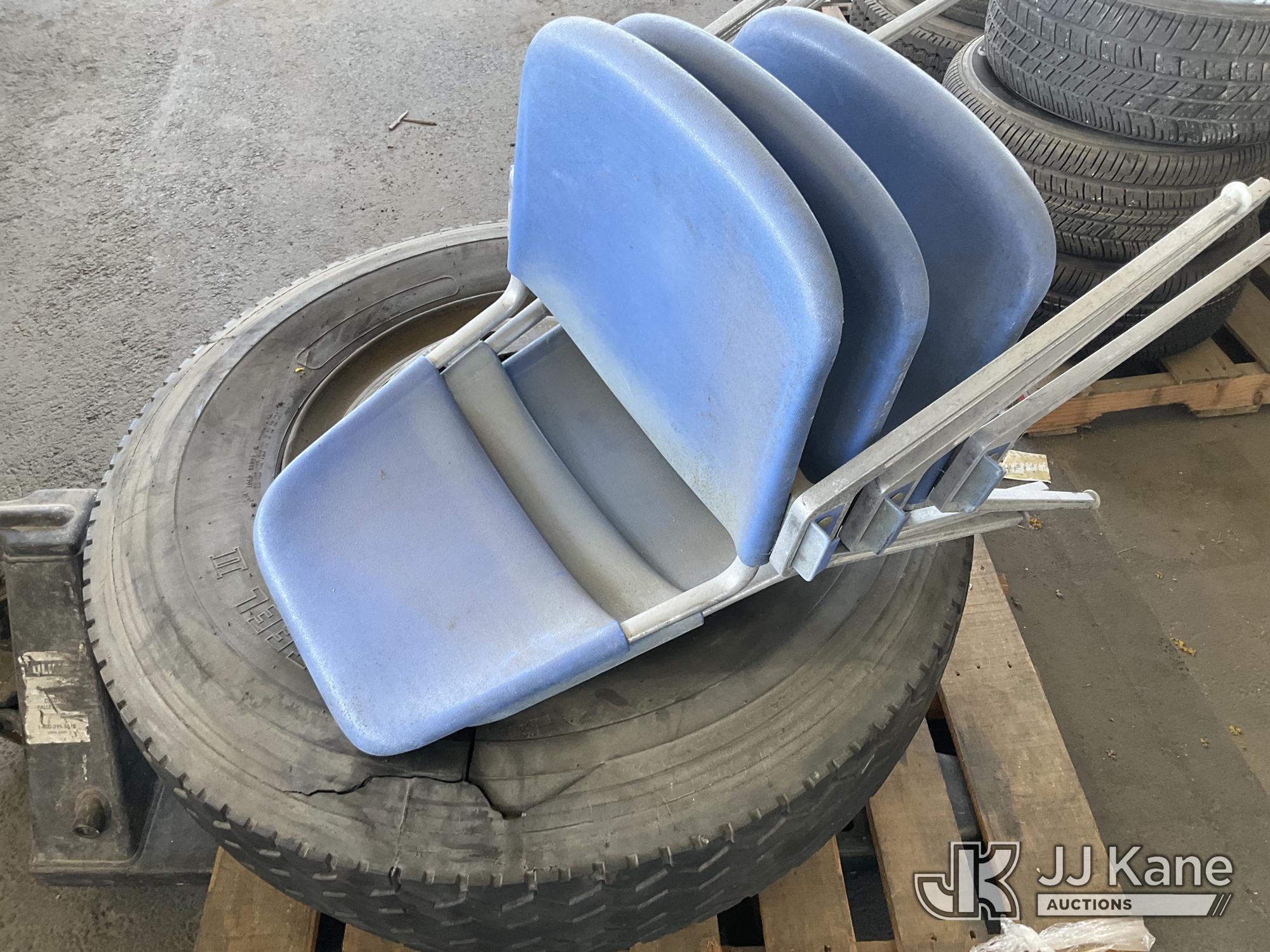 (1 Pallet) Damaged Tire 1 (11.00R20)