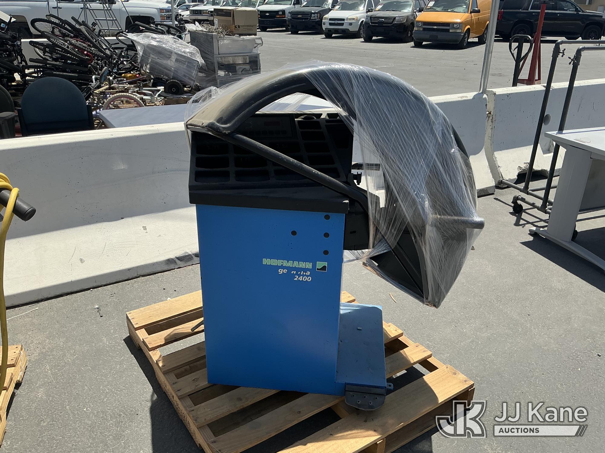 Hofmann tire changer (Used) NOTE: This unit is being sold AS IS/WHERE IS via Timed Auction and is located in Jurupa Valley