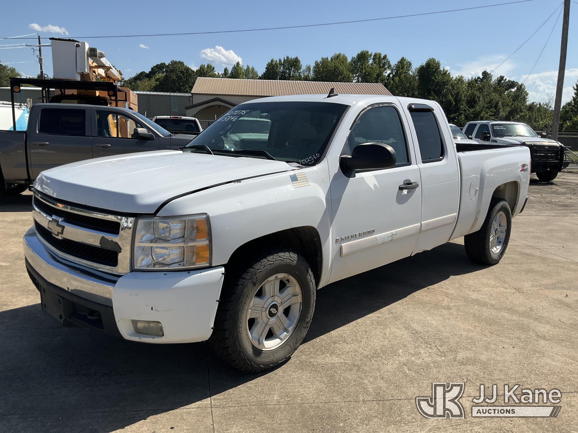 2007 Chevrolet Silverado 1500 4x4 Extended-Cab Pickup Truck