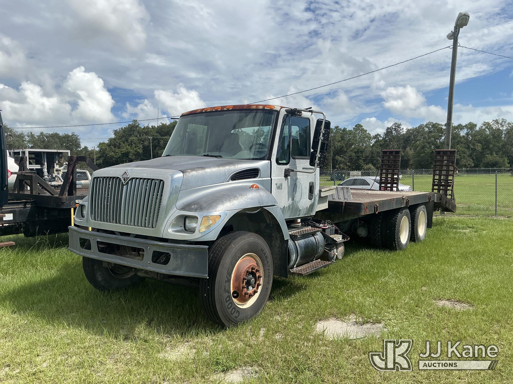 Photo of a 2003 International 7400