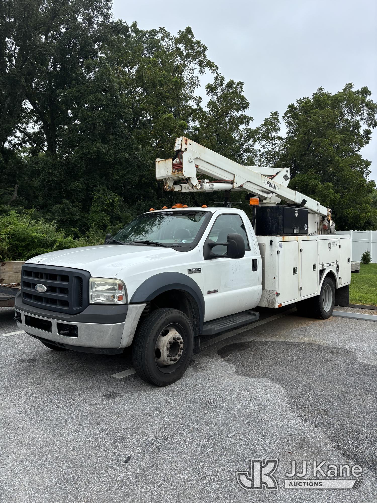 Versalift SST40, Articulating & Telescopic Bucket Truck rear mounted on 2007 Ford F-550 Regular Cab DRW Utility Truck