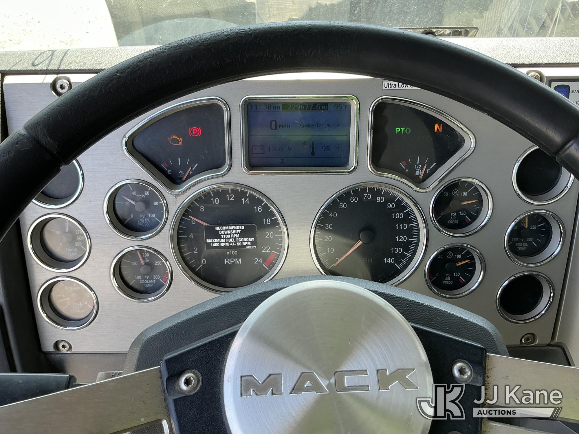 2013 Mack GU713