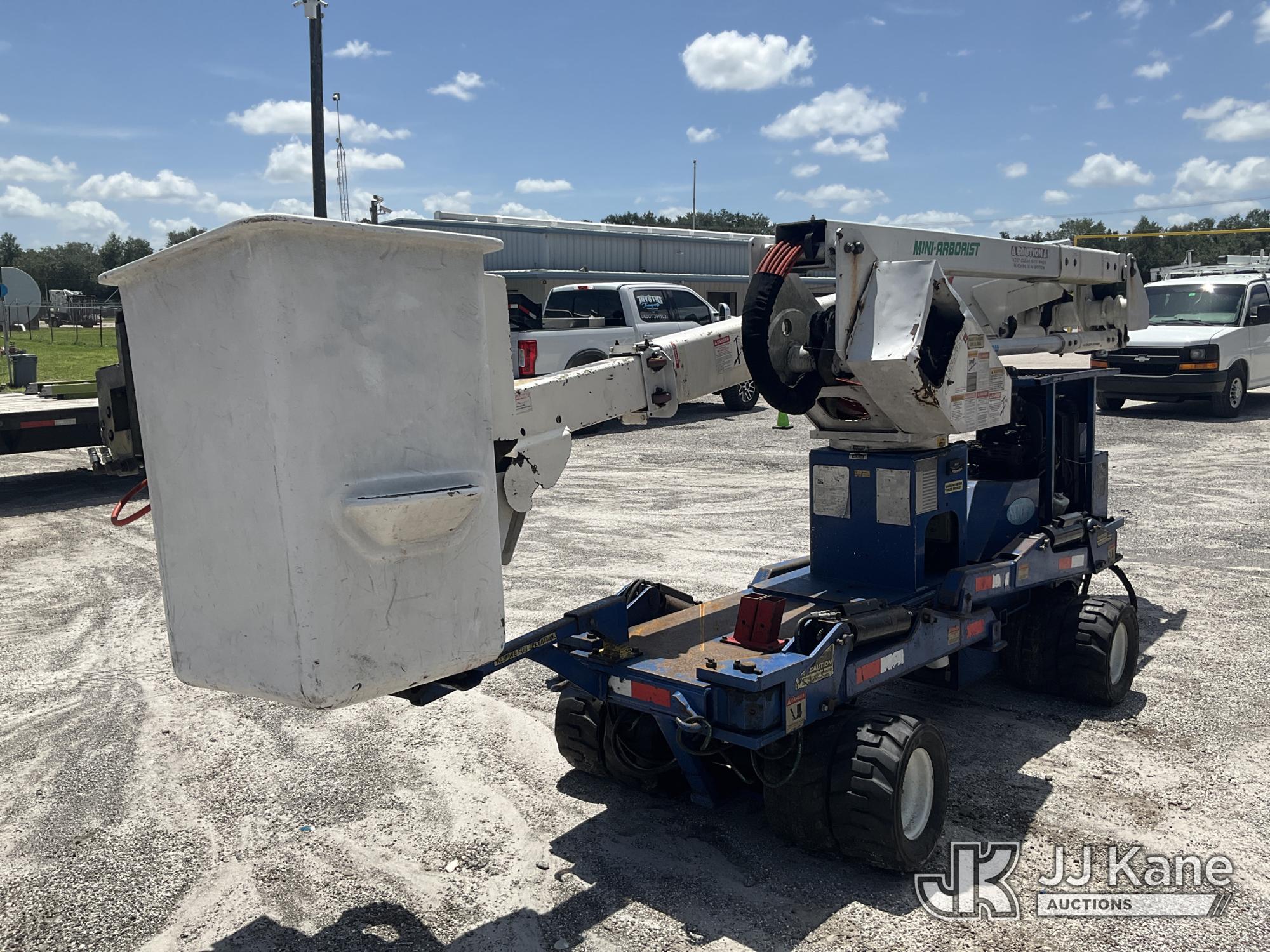 Terex/Telelect Hi-Ranger LT-40, Backyard Bucket mounted on 2014 Skylift Rubber Tired Back Yard Carrier