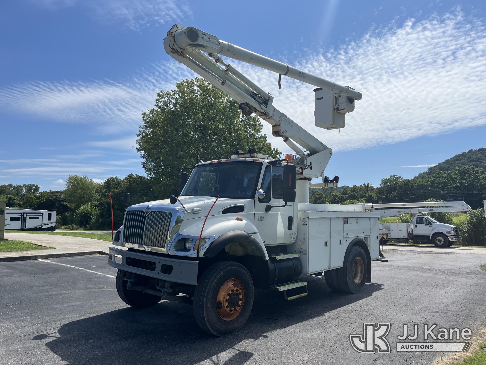 Altec L42A, Over-Center Bucket Truck center mounted on 2005 International 7300 Utility Truck