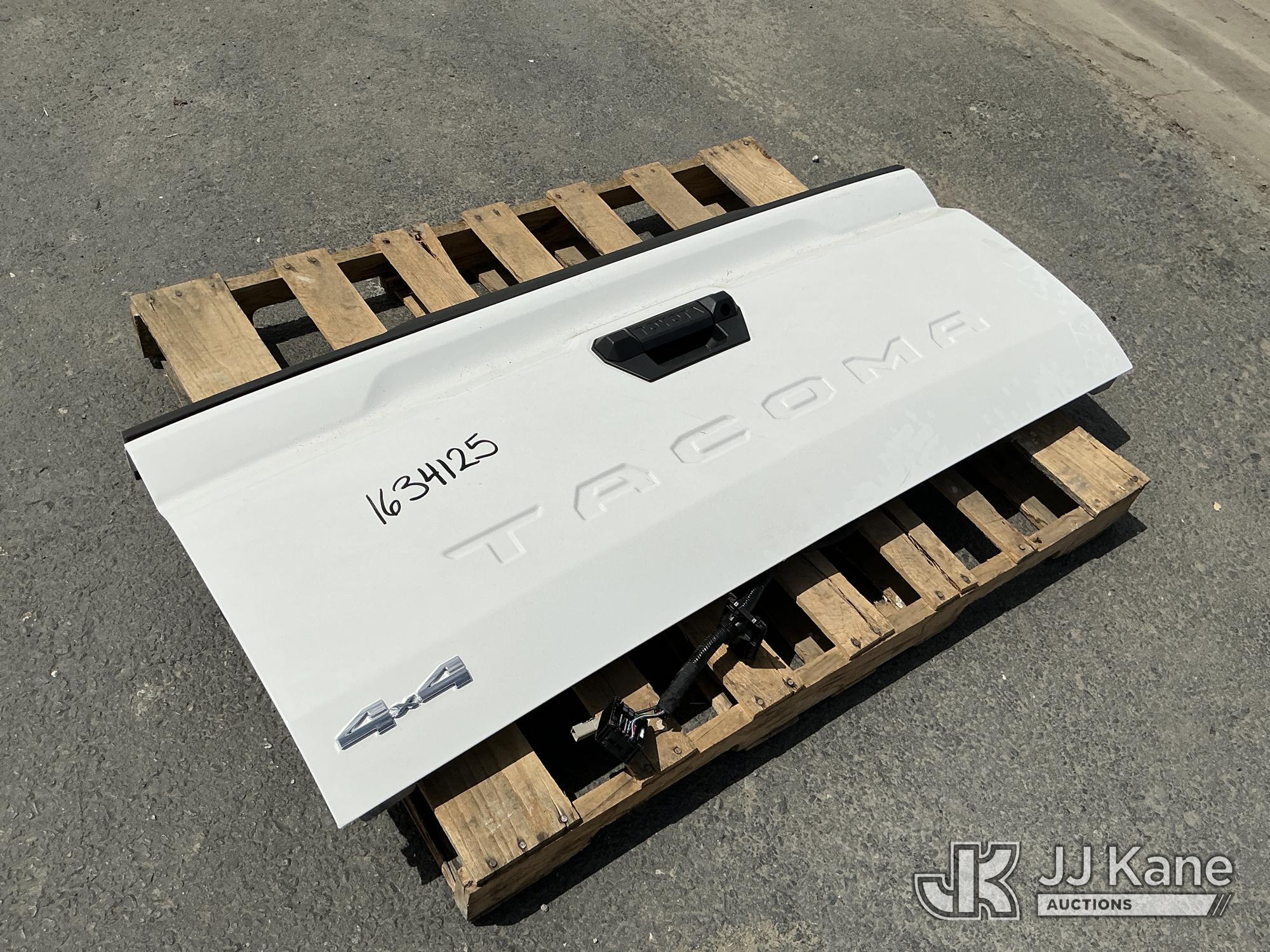 Tacoma Tailgate (Used) NOTE: This unit is being sold AS IS/WHERE IS via Timed Auction and is located in Dixon